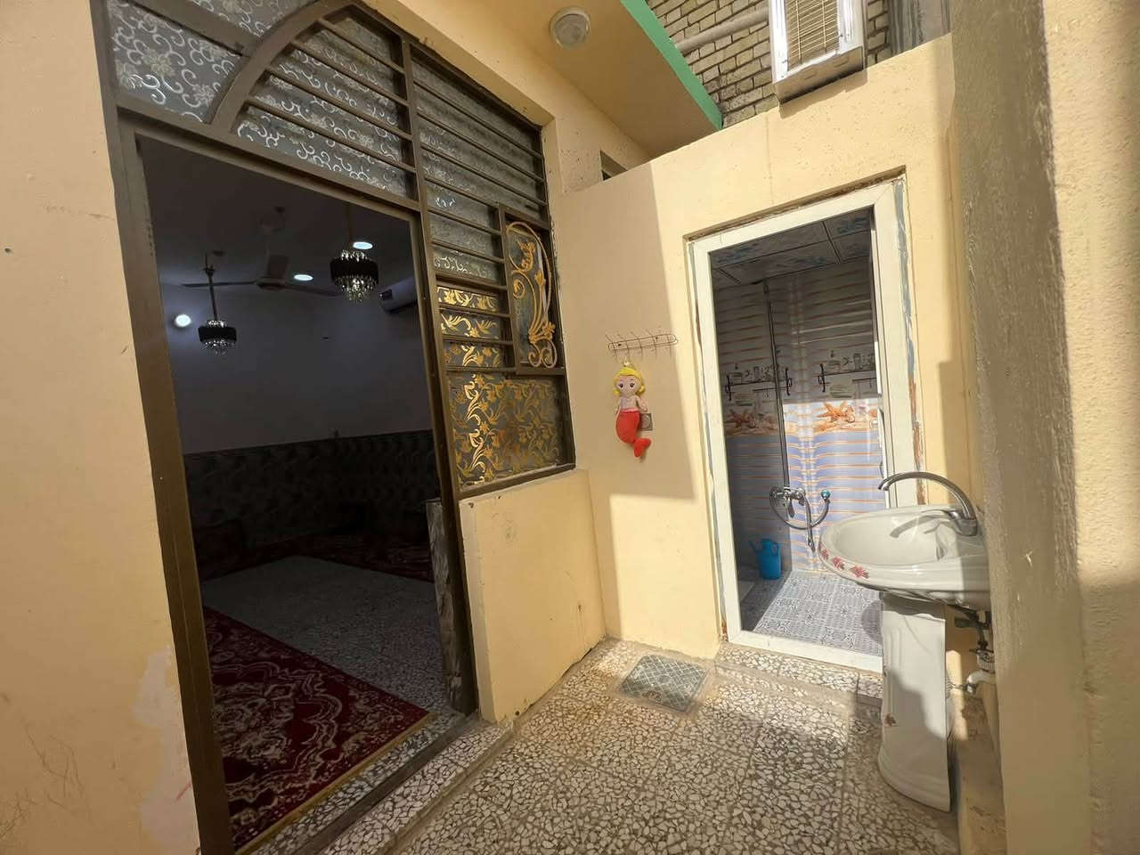 بيت لبيع مطلوب إلى المصرف العقاري
‏ بيع تطلوع 35 ‏وبي مجال البيت طابقين يحتوي على غرفتين وصال وثلاث صحيات ومطبخ واستقبال ***********فقط واتساب ￼￼￼￼
