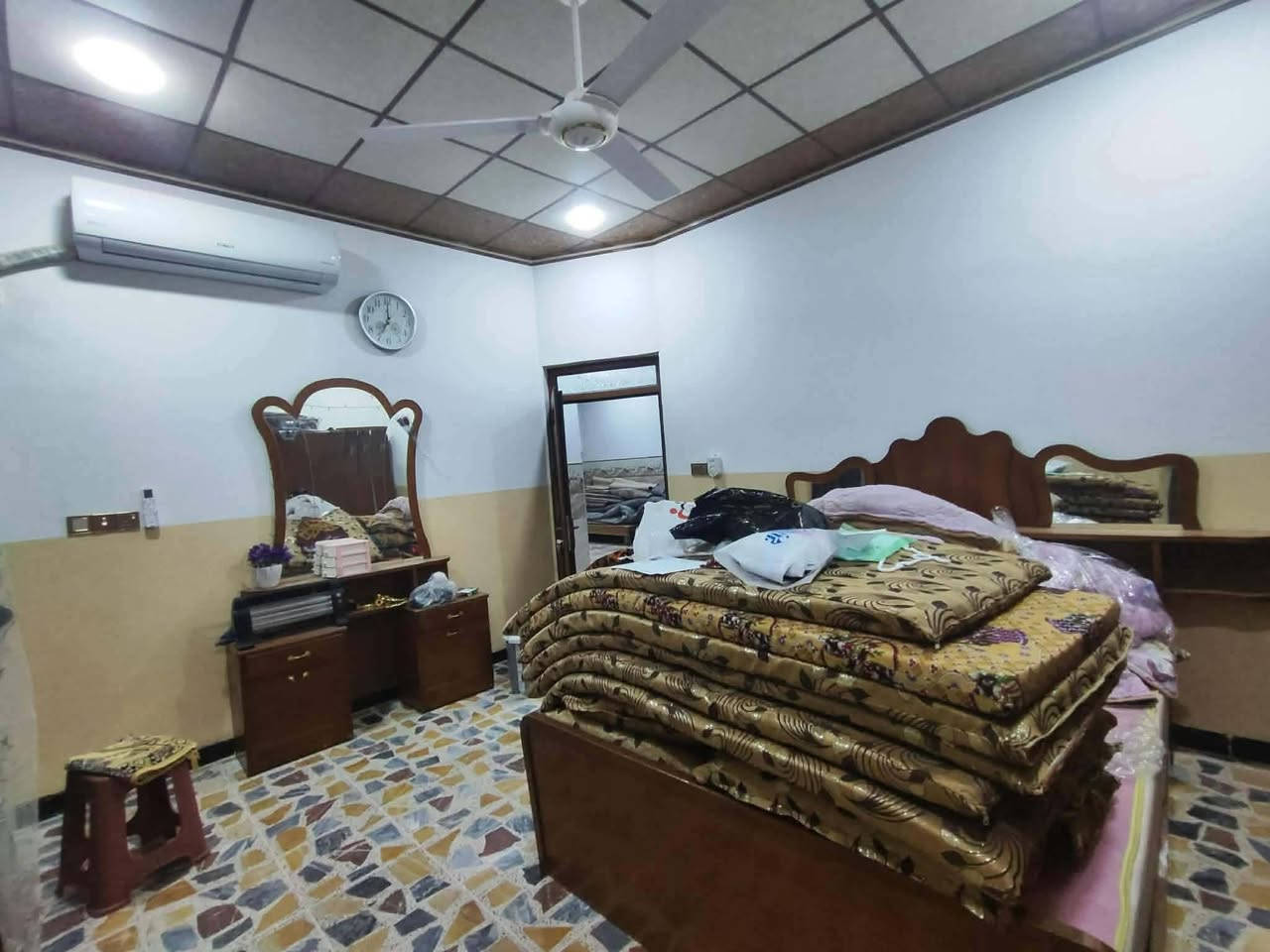 بيت مساحة 167 متر بناء حديث 2022 سند طابو وتحويل مباشر عند البيع
 الموقع الموصل الجانب الايمن مشيرفة الثانية 
التصميم ... مطبخ واستقبال وهول وحمامات مفصوله وغرفتين نوم ... غرفه تحتوي على سويت مناور بمساحه ممتازه  
السعر مناسب جدآ السبب بيع مستعجل 
الاتصال على رقم لمعرفه التفاصيل اكثر 
***********
