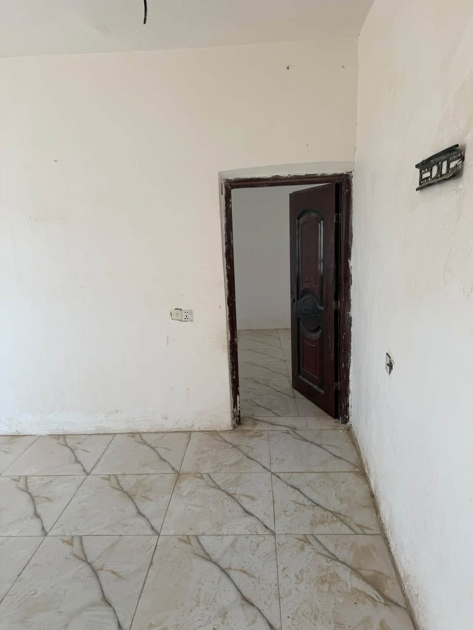 السلام عليكم بيت للبيع مساحه 130متر بي غرفه وصاله ومطبخ وصحيات يبعد عن شارع 150متر  تحويل مباشر عنوان طريق السنيه الرئيسي جهت الزوار السعر 21مليون استفسار تصال ع رقم ***********
