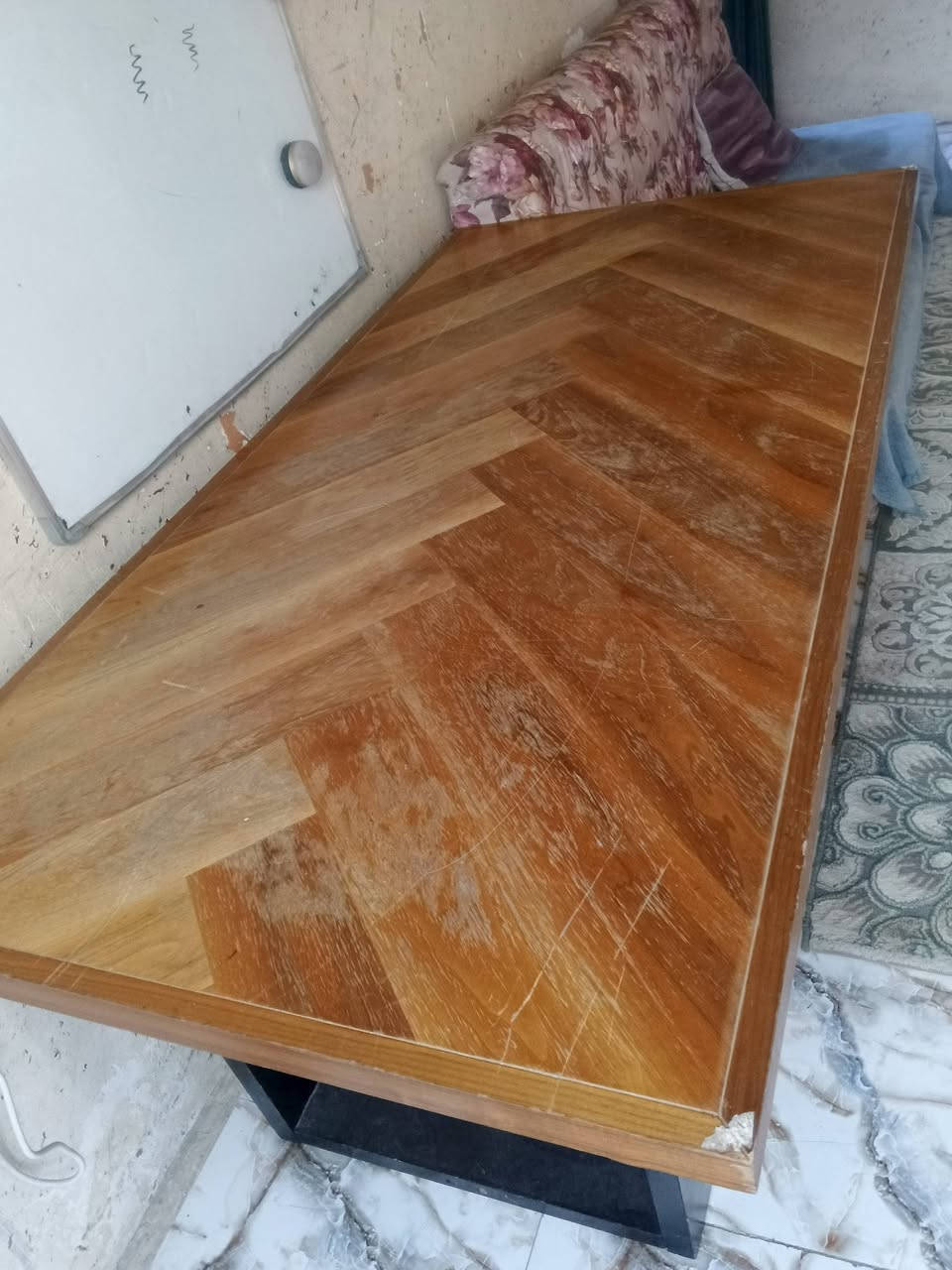 ميز للبيع السعر 100 الف ولي مجال التواصل على الرقم *********** العنوان بصره المعقل

نص مكتوب في الصور:
- الطول متر و80سم/العرض 60سم