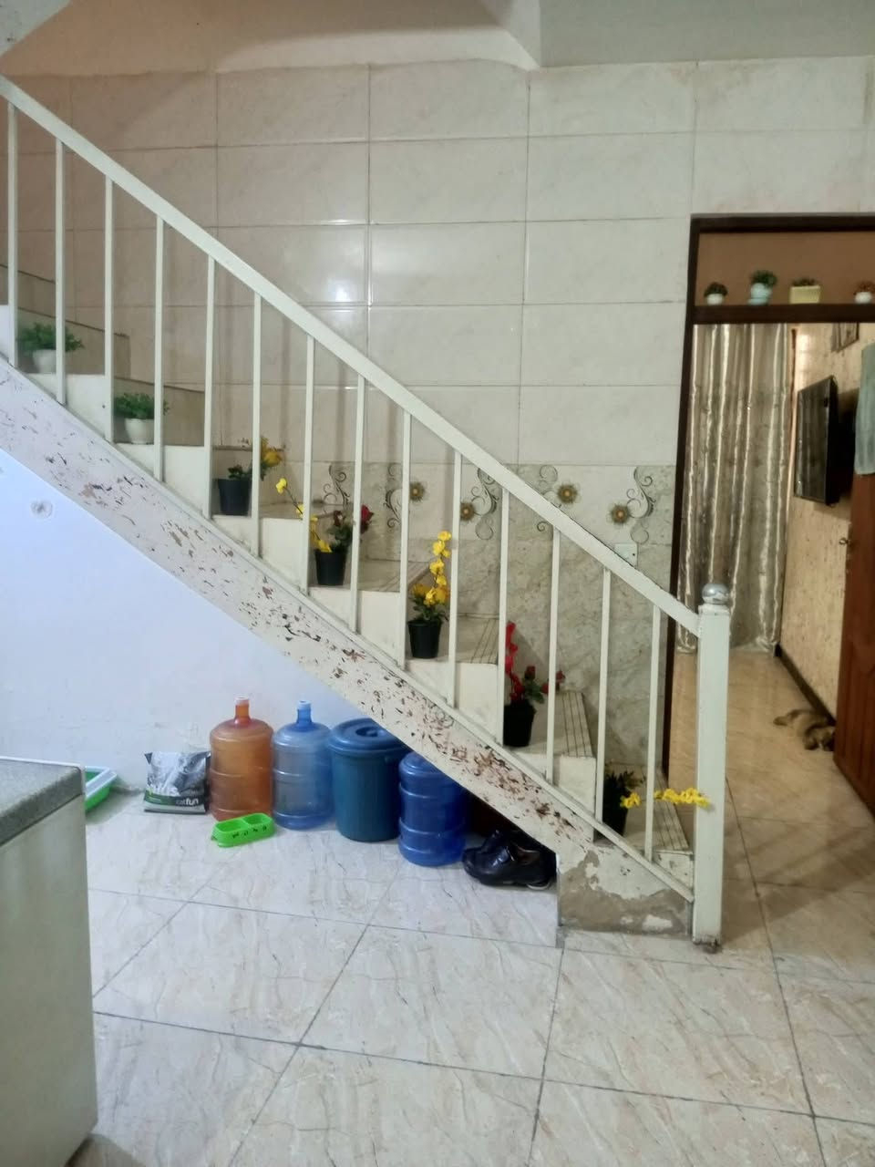 مشتمل ٥٠متر ثلاث طوابق ثلاث غرف نوم كامل خدمات ماء كهرباء مجاري تبليط مكان سويب زراعي ارض حجي عماد العامري سعر ٥٠مليون بي مجال بسيط الإتصال ***********
