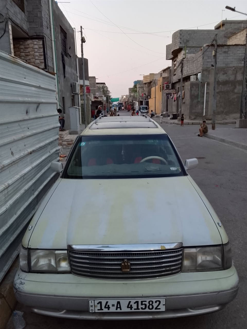 سلام عليكم للبيع كراون ارنب ستيشن لون لؤلؤي رقم بصره بسم صديقي مصبوغه جماليه  مكفوله من كص ونقل وضربه ومن عيب شرعي بيهه طخه بل جاملغ الخلفي مصلح مكينه كير 2500 ديلكو حداديه تبريد تخم تاير سياره حلوه ونضيفه سعر 65 وبيهه مجال قليل وشرط تحويل *********** عنوان بصره حي الحسين شارع 60
