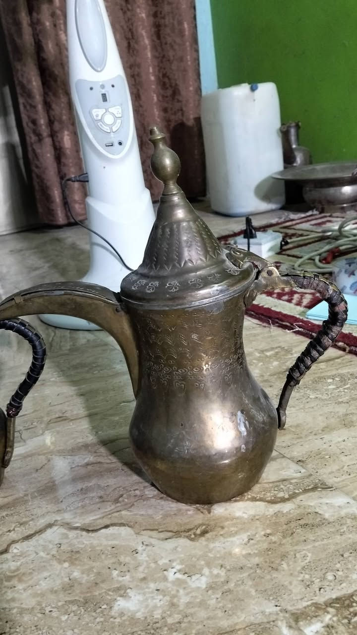 السلام عليكم دلال 2 قديمة حمصيات سعر 160 الف توصيل موجود عنوان بغداد مدينة الصدر ***********
