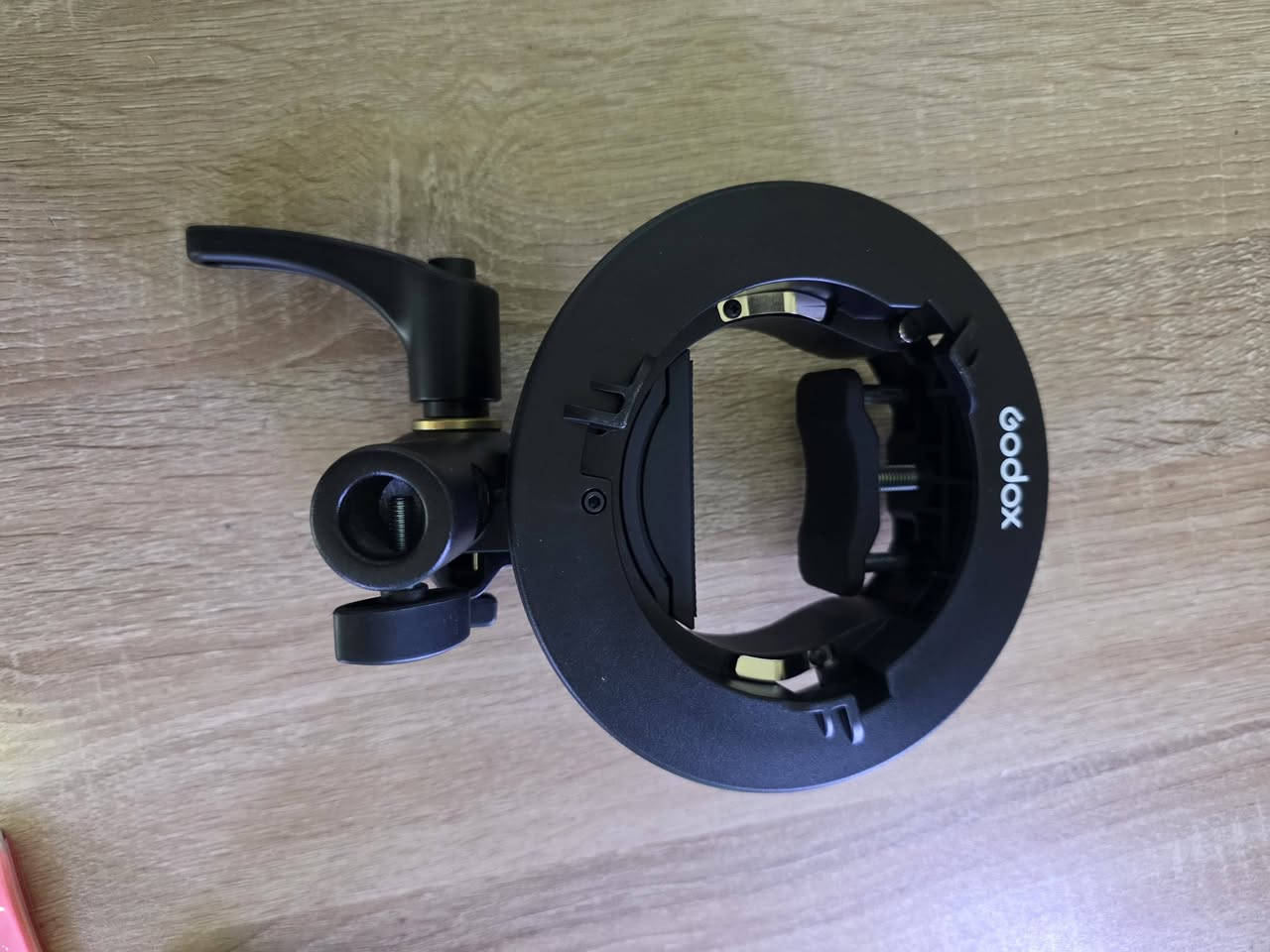 حامل فلاش Godox S2 Speedlite Bracket الذي يتيح لك تركيب وحدات الفلاش الصغيرة وخارج الكاميرا على إكسسوارات إضاءة ذات قاعدة بوينز (Bowens Mount
السعر 20شامل التواصل ع الرقم ***********
