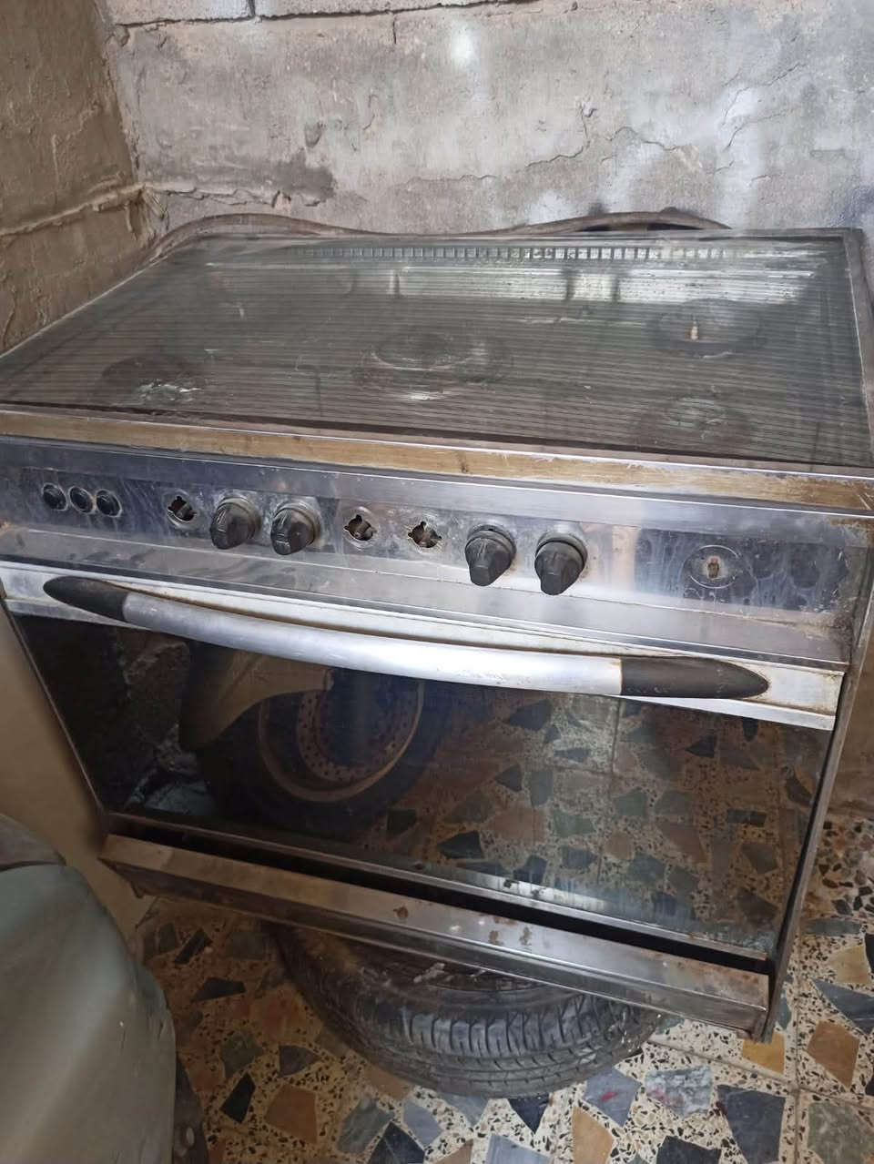 طباخ سعره ١٠٠ وبيه مجال دوشك 50  وبيه مجال  واوفن 35 والميز 40 مكاني البصرة الجمهورية رقمي ***********
