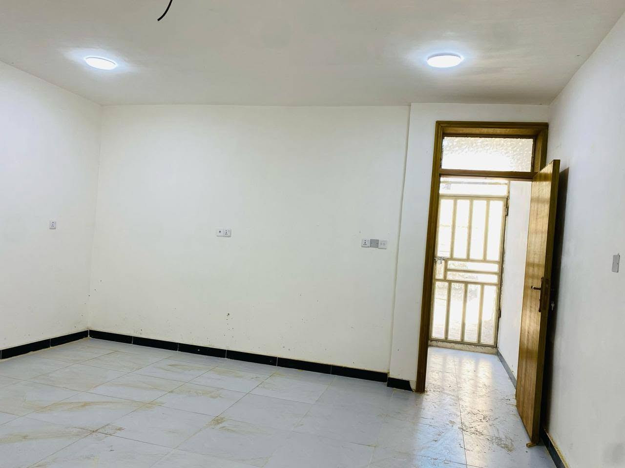 عقار للبيع بغداد الدوره ابو دشير خلف السوق الشعبي 
مساحه ١٠٠م 
يحتوي على صاله مطبخ 
وغرف نوم عدد٢ 
وخدمات وكراج
للاستفسار ***********
