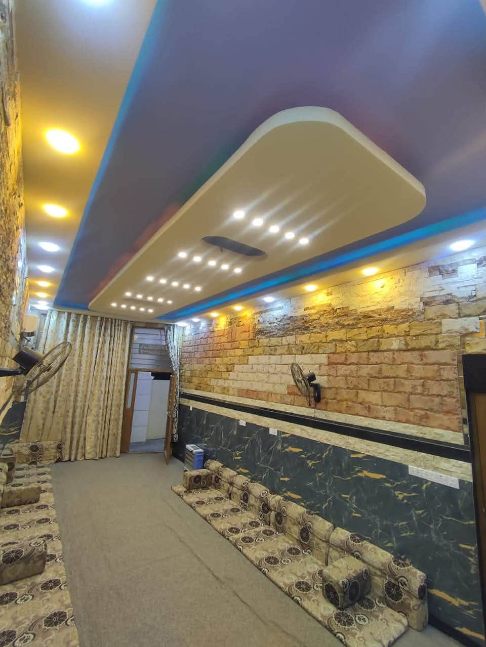 📍كربلاء حي الحر📍
بيت مساحة 157 ونص بالسند/ واقع الحال يوصل لل 165 متر طابو صرف موقع مميز على سايدين مقابل ملعب خلف السوق مال حي الحر 
تتوفر كافة الخدمات 
مدارس نفس الشارع 
البيت ‼️يحتوي على شقه معزوله ‼️عن البيت تماماً تصلح للايجار 
 6 غرف نوم ✅
3 صاله✅ 
2 مطبخ✅ 
1 استقبال ✅
4 صحيات ✅
2 منور✅ 
الارضيات مرمر 
الجدار سيراميك للسقف 
السقوف ديكورات مغربي 
18 دنكه كونكريت مسلح

للاستفسار ☎️ وتساب /.  ***********
