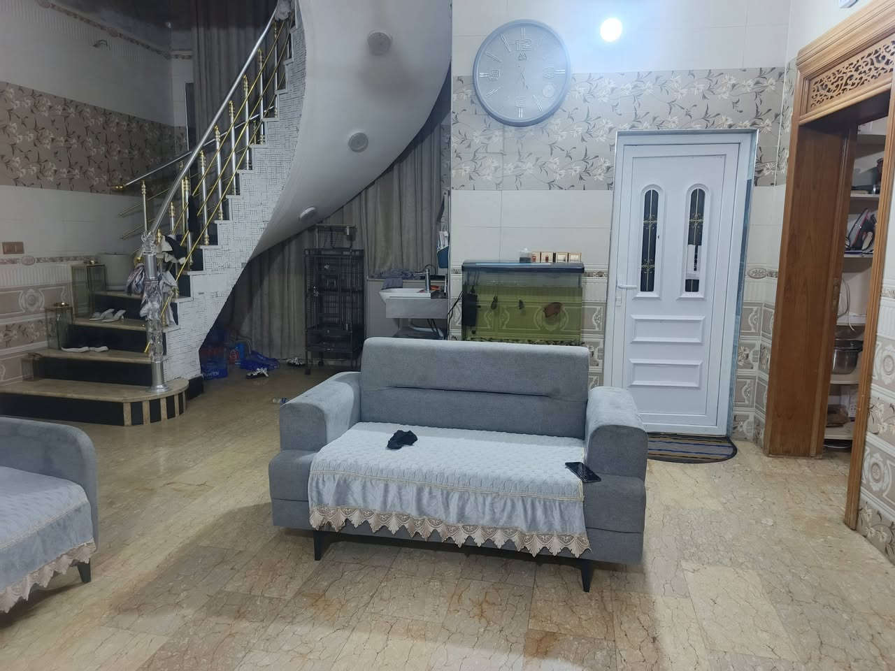 بيت للبيع المساحة 200متر زراعي جاهز للسكن بدون نواقص غرفتين نوم وصاله ومطبخ استقبال وصحيات داخليه وصحيات خارجيه كراج سياره البناء طابوق السقف صب مسلح درجه اولى مكانه مرتب جدا عرض الشارع 10متر خدمات كامله العنوان طويريج حي الجمعية شارع البو سيود قريب الشارع الرئيسي جداً السعر وباقي التفاصيل التواصل على الرقم *********** يوجد واتساب مكتب المهندس للعقار أحمد ألجبوري عنوان المكتب بداية حي الجمعية
