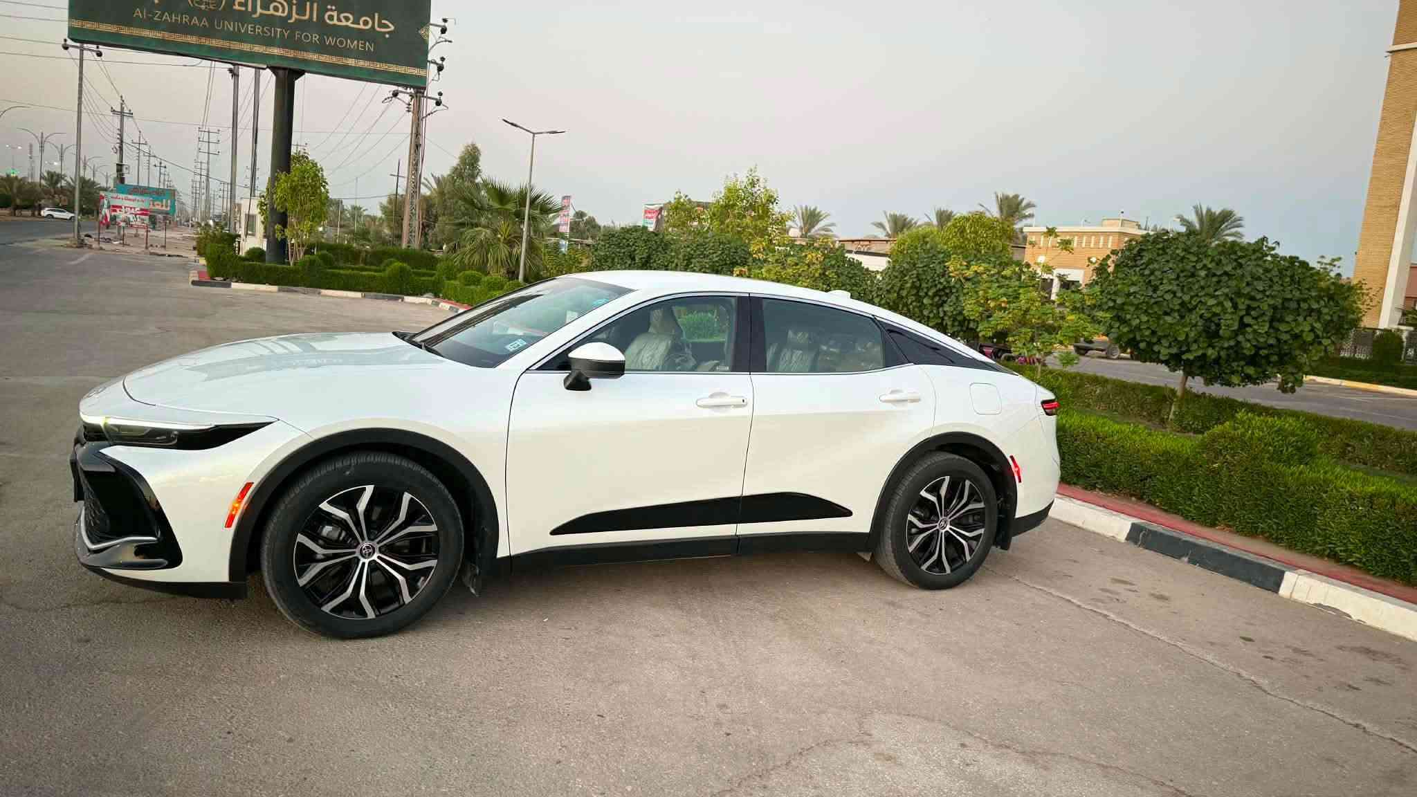 السلام عليكم ورحمه الله

🚗 تويوتا كراون XLE 2023 – وارد أمريكي 

مواصفات السياره👌الصور موجوده وياها رقم الشاصي حادث السياره فقط خلفي بدون ارباك 

لون أبيض لؤلؤي – ماشي 35000 كيلو متر 

كشنات جلد + مخمل مع تدفئة + كهرباء كاملة + سقف كنتاره اسود
الكشنات مدومشه للجماليه في شارع النواب جلد واصلي 

قيادة ذاتية بالكامل + أوتو هولد + أوتو بريك

زنون عالي + إضاءة محيطية فخمة

قطعتين تبريد + نظام صوت 8 سماعات + شاحن وايرليس

ويل 19 إنج + مودات سبورت، سبورت بلس، إيكو، نورمال

مرايا أوتو دم + جام أمامي وخلفي أوتو + فور ويل درايف 

جام امامي خلفي جانبي UV ضد الاشعه فوق البنفسجيه

السياره مابيها اي نقص وجديده ماشيه قليل باسمي رقم بغداد

💰 السعر: 27000$ – الجادين فقط

📍 جاهزة للفحص والتسليم فورًا

“هاي السيارة للمميزين فقط، لمن يحب الفخامة والهدوء

والتسليم فورًا، السعر 27000، تواصلوا عبر الخاص

💡 ***********موبايل 
واتساب 
مكان السياره بغداد

نص مكتوب في الصور:
- BIDCARS