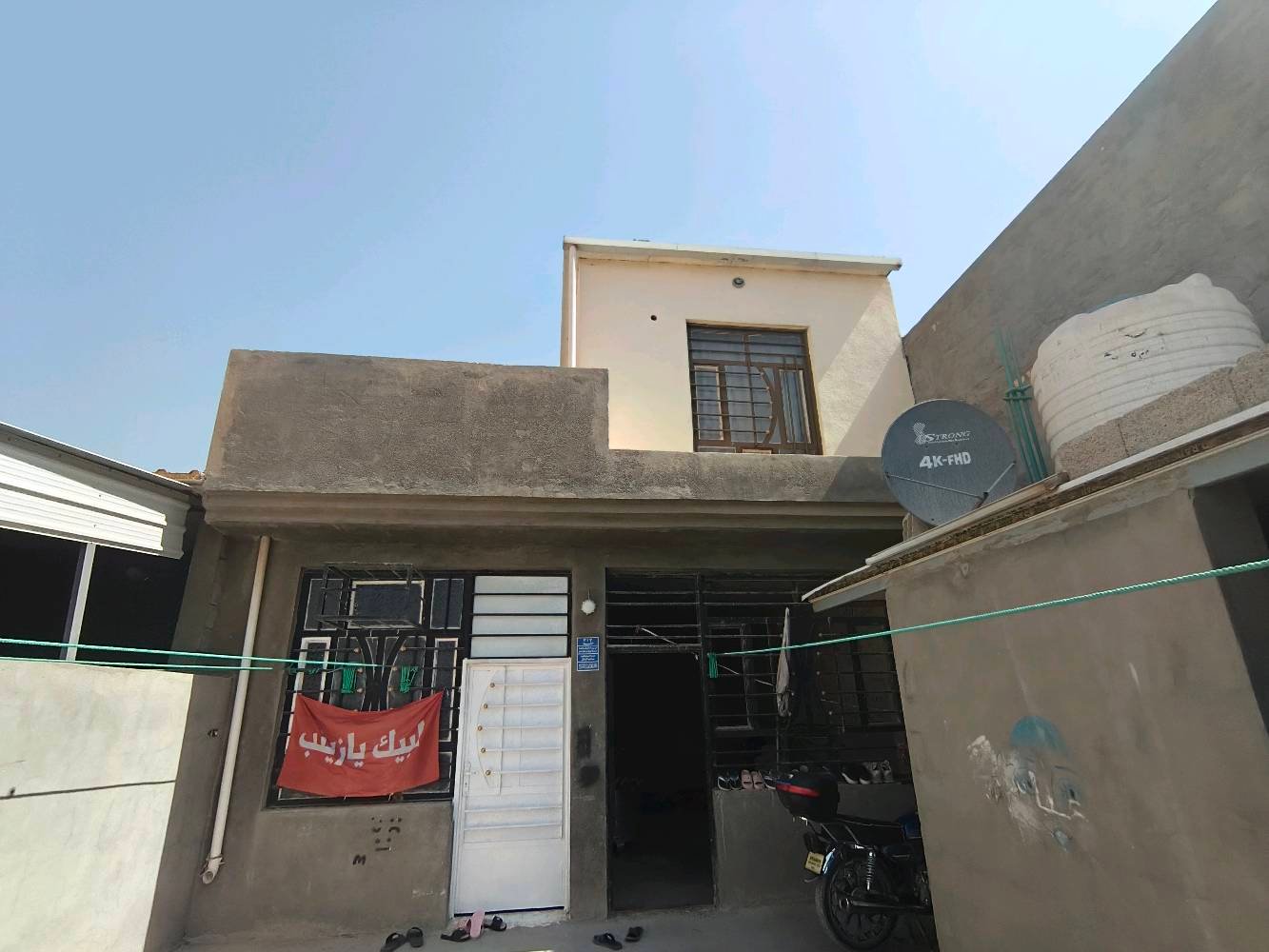 بيت للبيع المساحة 150متر النزال 20يحتوي على ثلاث غرف نوم وصالة وهول وحمام داخلي وخارجي ومطبخ فقط الاستقبال ما كاملة السعر خاص شوف الفيديو ***********