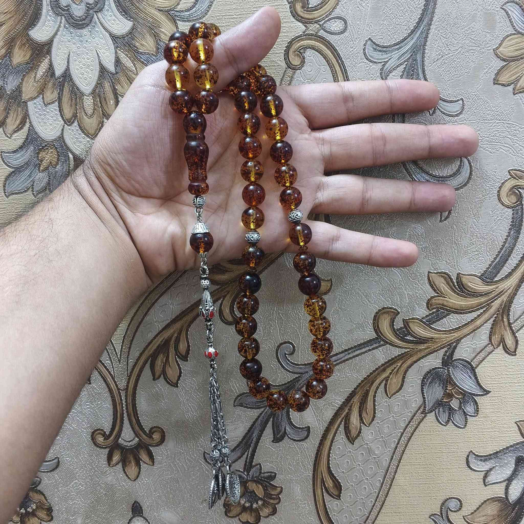 حجر الباي زهر الاصلي 100% جراخه يدوية السعر 27 الف مع توصيل مع علبة هدية/السبحه الثانيه شبيه الكهرب الروسي 45حبة 20 الف / القطعه الثالثة سندلس تركي معرك  33حبة 15 الف/ ***********
