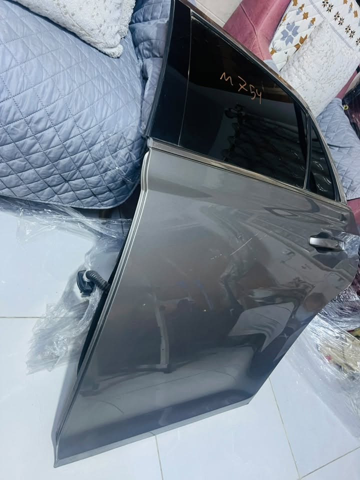 السلام عليكم باب اوباما خلف السائق مال تفصيخ جديد كلش وكامل مو فارغ للبيع ب200$ مكاني بغداد الطالبية 
***********
