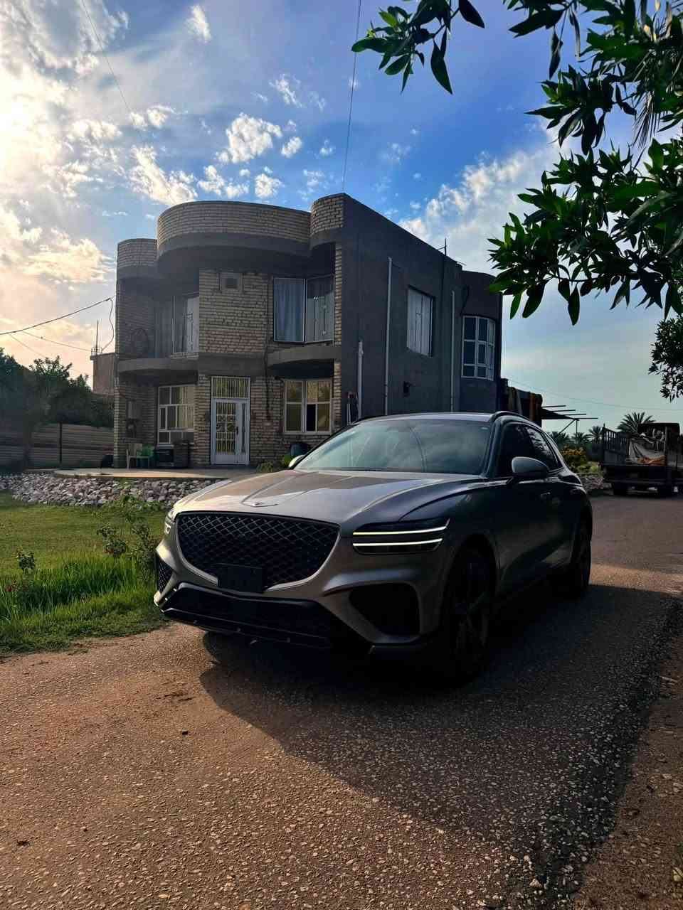 للبيع | Genesis GV70 Sport Prestige موديل 2022 | فل أوبشن
• الموديل: 2022.
• الفئة: Sport Prestige (فل أوبشن).
• سعة المحرك: 3.5 لتر V6 توين تيربو.
• القوة: 375 حصان.
• عزم الدوران: 530 نيوتن.م.
• ناقل الحركة: أوتوماتيك 8 سرعات.
• نظام الدفع: دفع رباعي (AWD).
• جنوط رياضية قياس 21 إنش.
• نظام تعليق إلكتروني متكيف.
• سقف بانوراما.
• مقاعد جلد نابا فاخرة.
• المقاعد الأمامية كهربائية مع التدفئة والتبريد وحفظ وضعيات القيادة.
• المقاعد الخلفية مدفأة.
• شاشة معلومات وترفيه قياس 14.5 إنش.
• شاشة عدادات رقمية ثلاثية الأبعاد.
• شاشة عرض على الزجاج الأمامي (Head-Up Display).
• نظام صوت Lexicon الفاخر.
• يدعم Apple CarPlay وAndroid Auto.
• كاميرا 360 درجة.
• نظام رؤية النقطة العمياء بالكاميرا.
• مثبت سرعة ذكي مع التوقف والانطلاق.
• نظام المحافظة على المسار.
• نظام المساعدة على القيادة على الطرق السريعة.
• نظام التحذير من الاصطدام مع الكبح التلقائي.
• حساسات أمامية وخلفية.
• إضاءة LED كاملة.
• باب صندوق كهربائي ذكي.
• تشغيل ودخول ذكي بدون مفتاح.
• شاحن لاسلكي للهاتف.
• إضاءة داخلية محيطية (Ambient Lighting).
• ثلاث وضعيات قيادة رياضية ومريحة وذكية.
.السعر 290 ورقة بدون لوحات.
.للاستفسار:***********
السيارة تقرير غرق مبدل كل الكهربائيات الي بيها من عقول وداخلية
