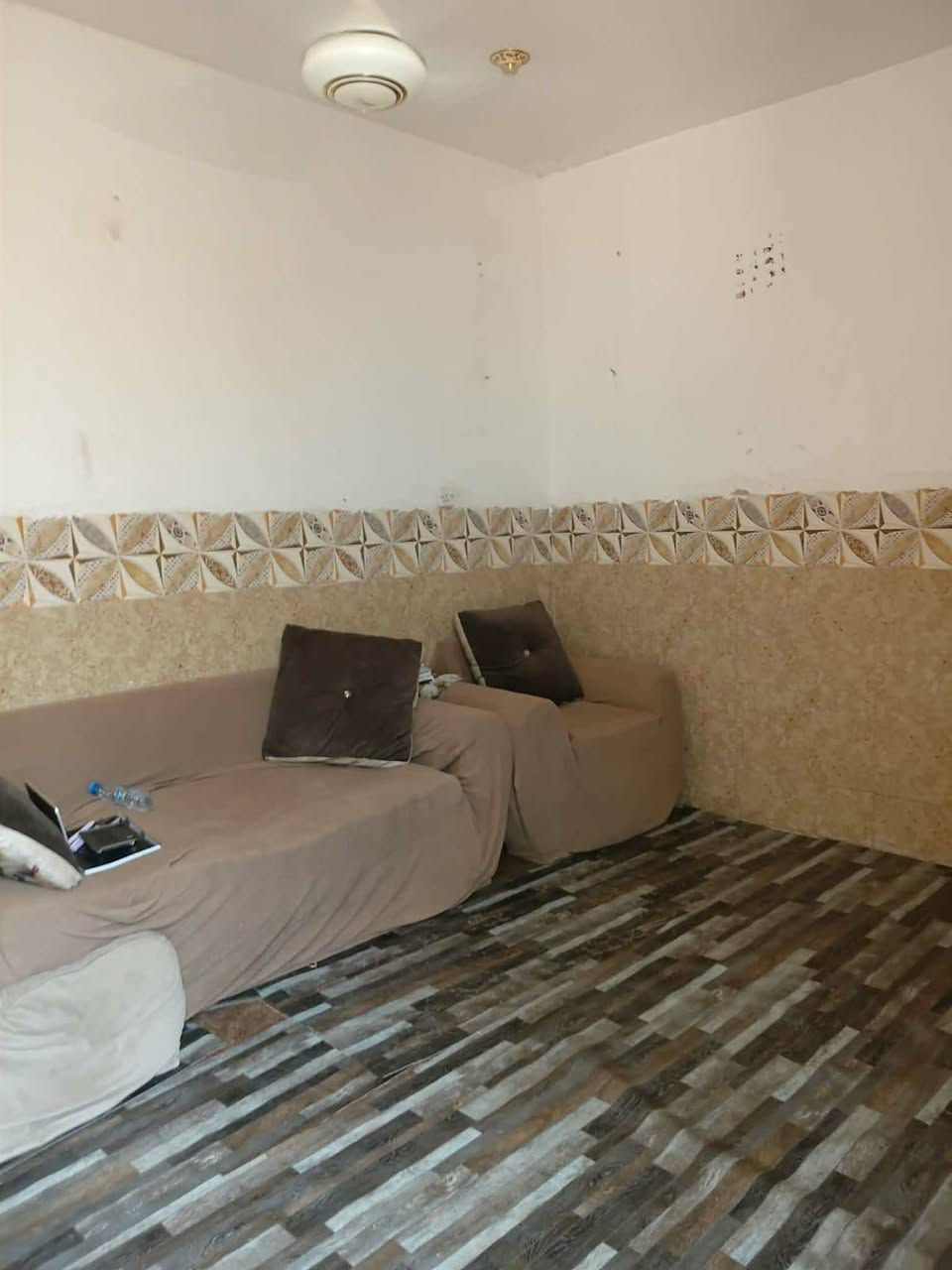 بسم الله الرحمن الرحيم 
دار للبيع المساحه 110متر متكون من طابقين الاول يحتوي غرفه  وهول وصاله ومطبخ  وصحيات الطابق الثاني هول وغرفه وصحيات  السعر 60 مليون وبي مجال 
 لمكان  مركز محافظة....!منطقة مرانه
للأستفسار الاتصال على الرقم ***********
