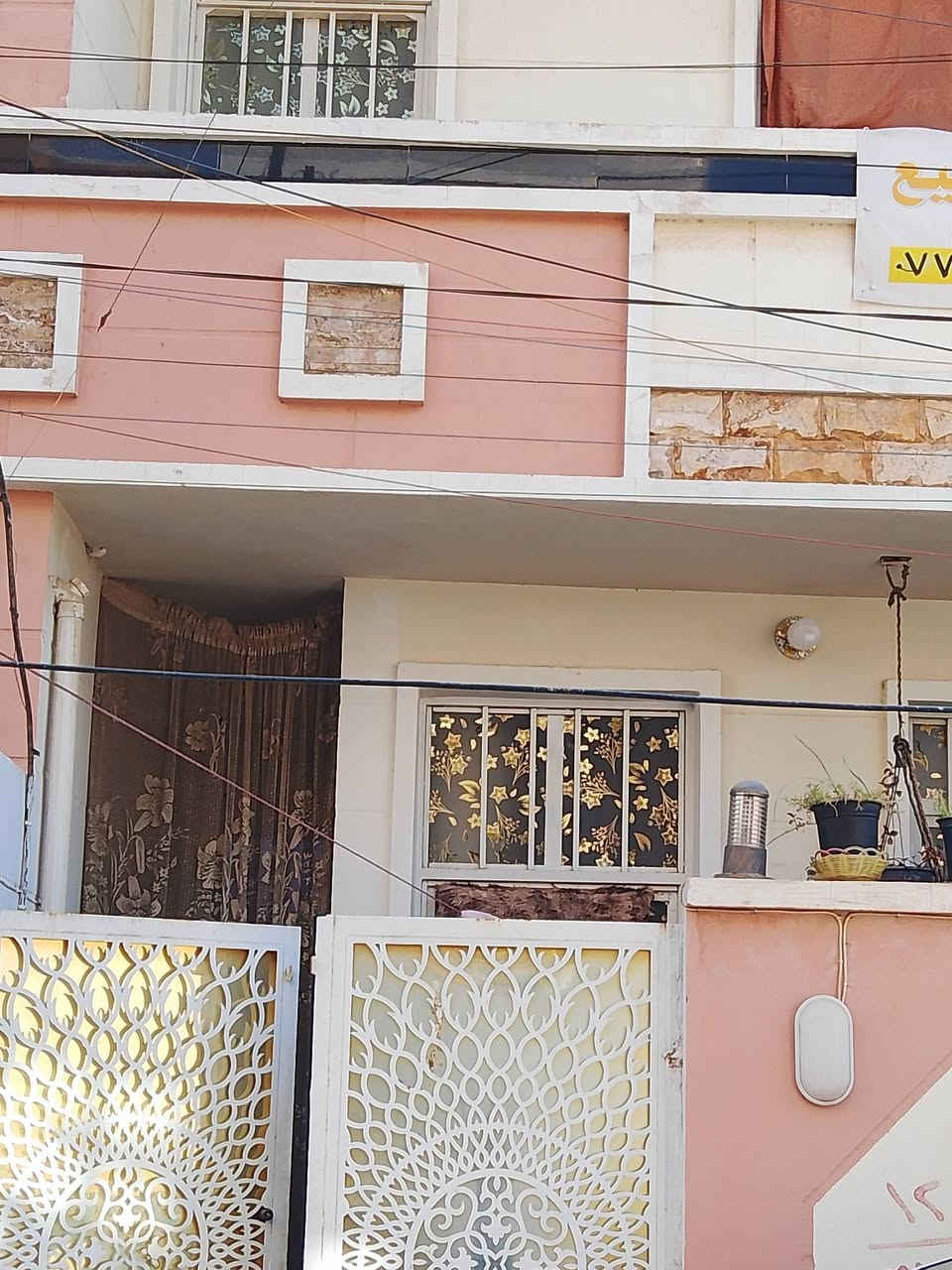 دار للبيع المساحه 75 متر مربع الواجه 5 ونصف طابقين ط 1 غرفة نوم هول استقبال وحمام مشترك مدخلين البيت الطابق الثاني غرفتين نوم هول حمام مشترك وصحيات خارجيه البيت كامل بدون اي نقص ونظيف جدأ ارضيات البيت كامله وسطح شتايكر  
العنوان شارع المركز من جهة جامع ابى الزهراء ثاني فرع بعد فرع التكيه بداية الفرع قريب على السوق كلش 
السعر 95. بيه مجال بسيط للاتصال والاستفسار ***********
