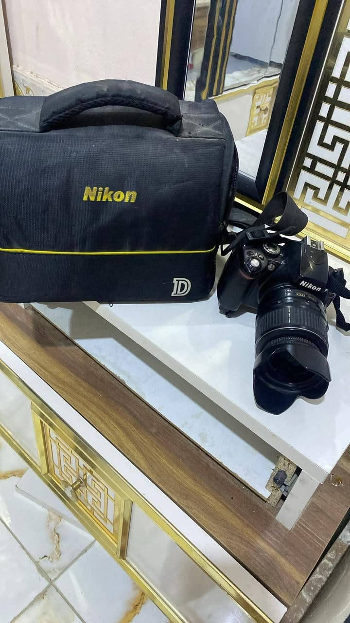 سلام عليكم 

كاميرا نيكون D40 Nikon

ملحقات

شاحنه 

بطاريه

جنطه

حزام

رام

كامله وجديده

​🔹 أبرز المواصفات الفنية:

​المستشعر (Sensor): بدقة 6.1 ميجابكسل من نوع CCD (حجم APS-C / DX Format).  

​حساسية الضوء (ISO): يتراوح بين 200 إلى 1600 (قابل للتوسعة حتى 3200). 

​نقاط التركيز: 3 نقاط تركيز تلقائي فقط.

​الشاشة: شاشة LCD خلفية ثابتة بحجم 2.5 بوصة. 

​سرعة الغالق (Shutter Speed): من 30 ثانية وحتى 1/4000 من الثانية. 

​التخزين: تستخدم بطاقات الذاكرة القديمة نسبياً من نوع SD / SDHC. 

​الوزن: حوالي 522 غراماً مع البطارية والبطاقة.

​⭐ مميزات كاميرا Nikon D40:

​ألوان طبيعية وجميلة (طابع سينمائي/فيلمي): بفضل مستشعر CCD القديم، تعطي الصور ألواناً دافئة ومميزة تختلف عن الكاميرات الحديثة التي تعتمد على مستشعرات CMOS.

​بساطة الاستخدام وصغر الحجم: تعتبر واحدة من أصغر وأخف كاميرات الـ DSLR التي أنتجتها نيكون، مما يجعلها سهلة الحمل.

​السعر الرخيص جداً في السوق المستعمل: باتت تُباع باسعار زهيدة للغاية، مما يجعلها خياراً ممتازاً للطلاب والمبتدئين الراغبين بتعلم أساسيات التصوير الفوتوغرافي (السرعة، الفتحة، الآيزو).

تقصد كاميرا نيكون D40 (Nikon D40)، وهي كاميرا احترافية قديمة ذات مرآة أحادية العدسة (DSLR) للمبتدئين أصدرتها شركة نيكون في أواخر عام 2006. على الرغم من قدمها، إلا أنها لا تزال تُستخدم حتى اليوم ككاميرا تعليمية اقتصادية أو لمن يحبون طابع الصور الرقمية الكلاسيكية.

بسعر ١٠٠ الف💲

توصيل جميع لمحافظات 

***********
