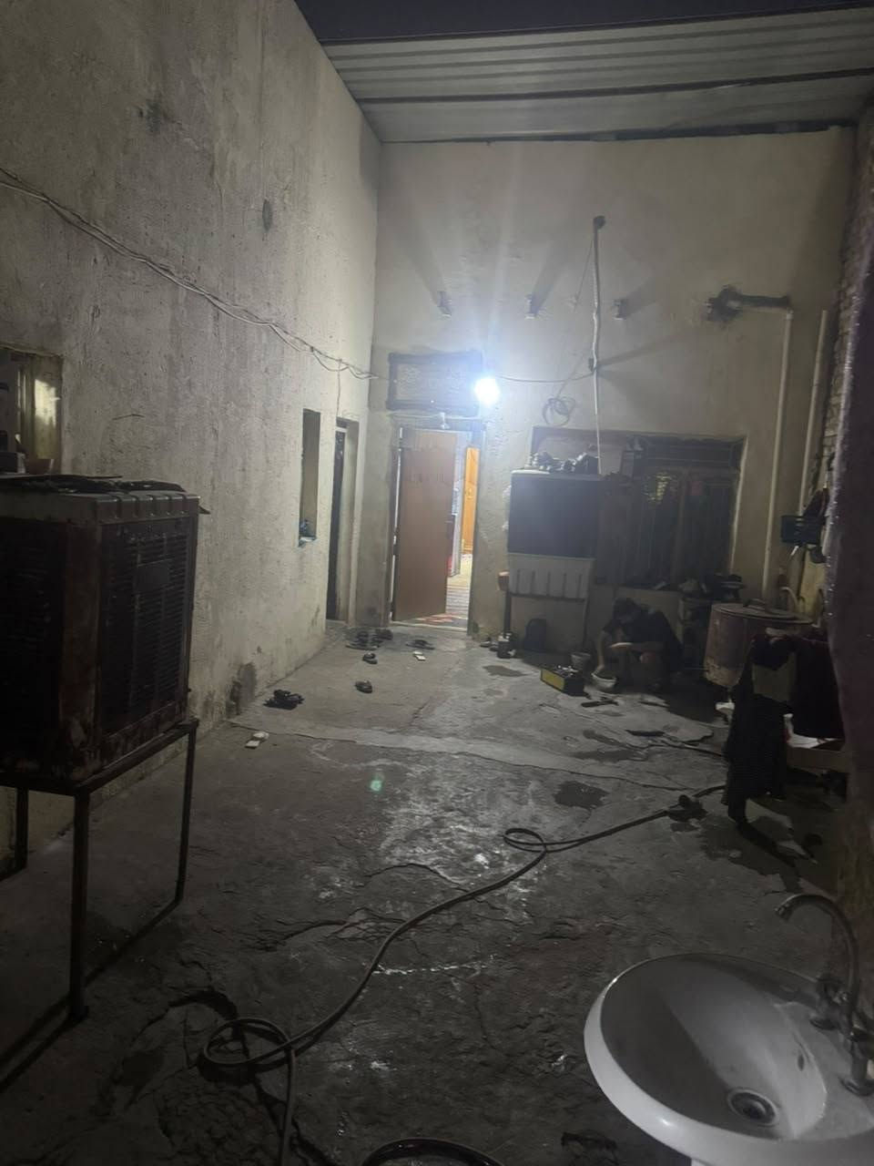 سلام عليكم بيت البيع العنوان مدينه الصدر قطاع 29 قرب شارع الحكمه بيت كامل 144م فيه 2غرف وهول واستقبال الاستفسار الاتصال على رقم هاتف ***********
