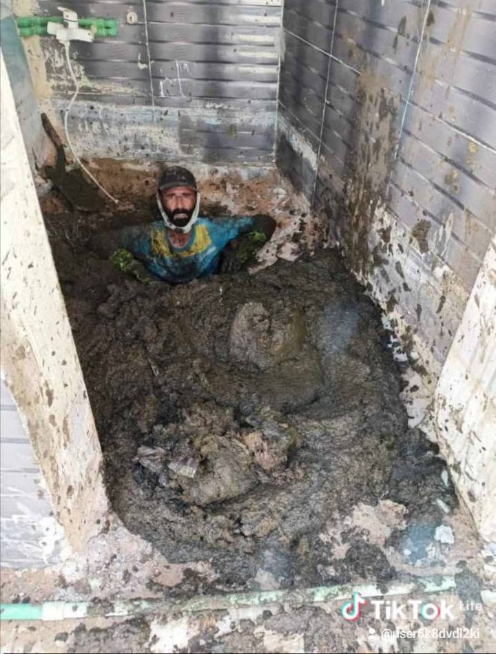 من رخصه الادمن إلي عنده جفره قديمه طايح سكفها انضفها ***********

نص مكتوب في الصور:
- REDMI NOTE 8 PRO AI QUAD CAMERA
- TikTok lite @user5k8dvdl2ki