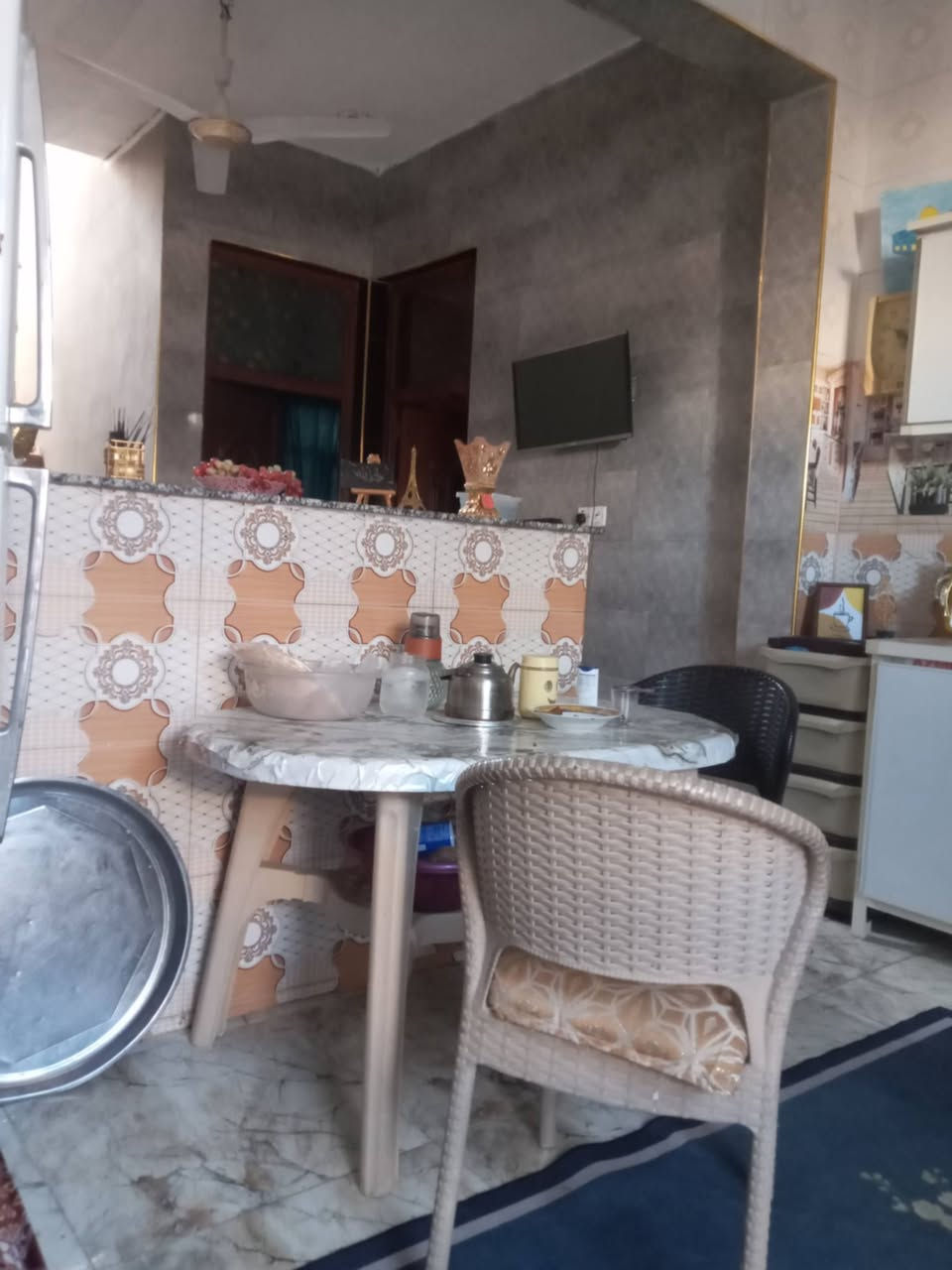 بيت مساحته 180 اوراقها بلديه تطويب صاله مطبخ غرفه نوم 5ب4 استقبال 7ب4 مطبخ 4ب4 البيت كله بورسلبن حد الباب المنطقة تبليط مجاري خدمات بهرز شارع الدفاعي الدواسر‏‪***********‬‏
