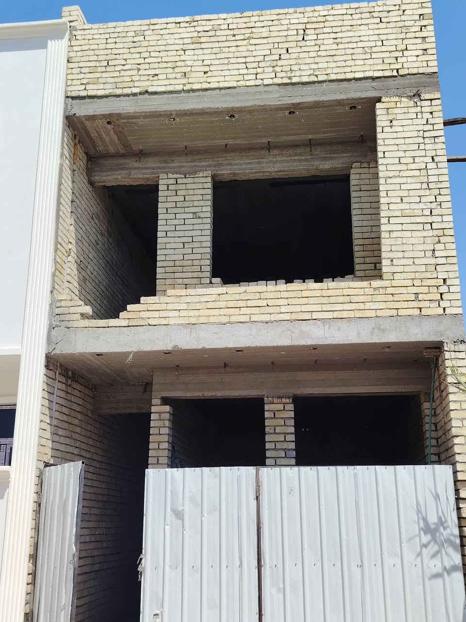 دار هيكل للبيع مساحة 80 متر🏠
الواجهه 5  النزال  16 ' يحتوي على 3 غرف 

 بناء حديث درجه اولى 

1⃣الطابق الأول : 

▪️صاله مطبخ` غرفة نوم` حولي `درج `صحيات

2⃣الطابق الثاني

📌 2  غرف نوم ' صحيات ' بيتونه ' سطح

الساتذه خلف الربع شوارع\مجاور مجمع السلام السكني 📍

تريد هيكل تريد تسليم مفتاح🔑
***********
***********
يتوفر وتساب📞
