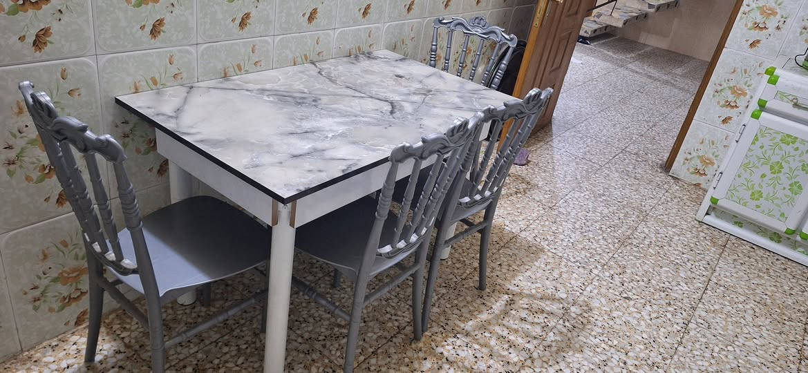 ميز طعام جديد السعر ١٠٠الف
***********
