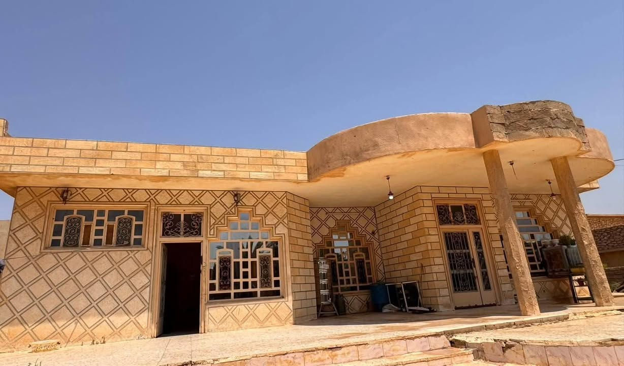 دار للبيع
حي المهندسين 
خلف  اسواق المهندسين 
المساحه الكليه( 1500) متر 

مسيج كامل مساحة البيت بناء  ٣٠٠ متر بيت كبير ٤ غرف نوم
غرفه ٦×٤ بيها مخزن وسويت
 وغرفه ٥×٤  مع سويت
و٢ بدون سويت 
هول داخلي جبير ٨ ×٥
استقبال ٧×٤ نقش سقف وحزام سيراميك
هول ٥×٥
مطبخ حار +بارد مفصول بار وقوس عباسي +مخزن  
بناء ٢٠١٢ 
بيت فول ونظيف وجبير 
ارضيه كاشي درجه اولى 
المطبخ كله سيراميك 
كيدور سيراميك
السعر الكلي 
(٦٨)مليون قابل للتفاوض 
 الارض بلديه مشموله بالتطويب 

تحياتي الاستفسار ع خاص او الاتصال 
*********** 
،

