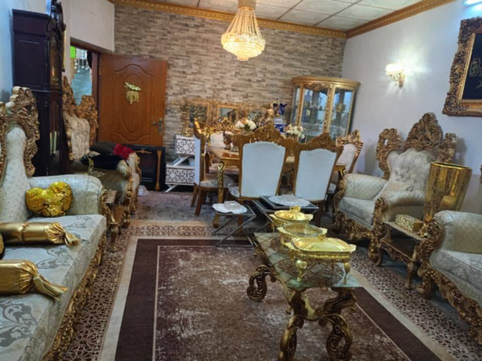 دار للبيع مساحة/200/متر 
عنوان:قادسية الثانية خلف حلويات الشام 
نوع العقار:طابو ملك صرف 
مواصفات:كاشي،وسقف ثانوي 
يحتوي على استقبال وهول ومطبخ حار بارد وغرفتين نوم ومجمع صحيات 
سعر:١٧٠ مليون وبيها مجال 
للاستفسار اكثر الاتصال على الارقام التالية:***********
