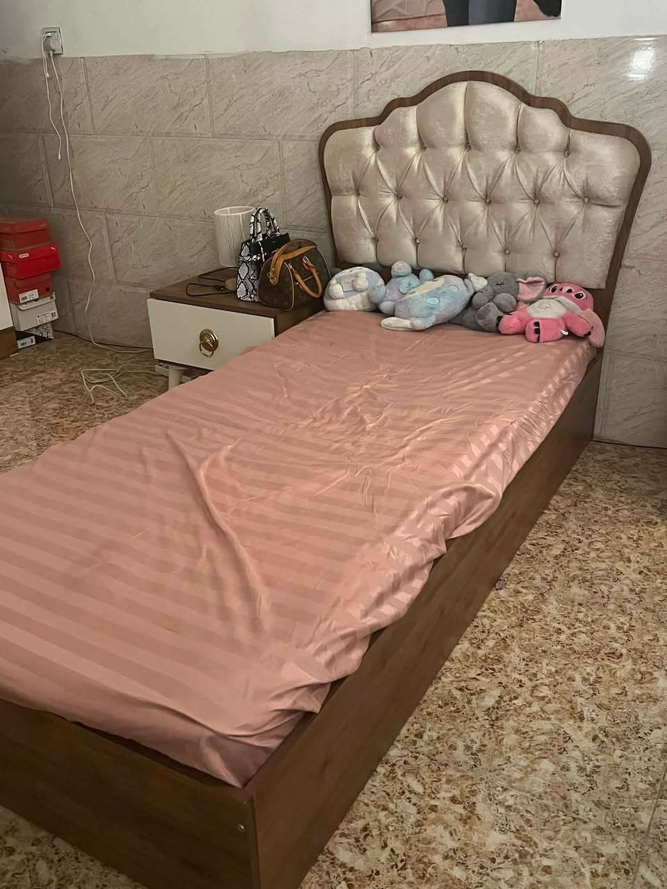 غرفه شبابيه للبيع ٤ قطع جدا نظيفه اي خلل مابيها سعرها ٤٠٠ وبيها مجال بسيط
*********** تواصل واتساب
