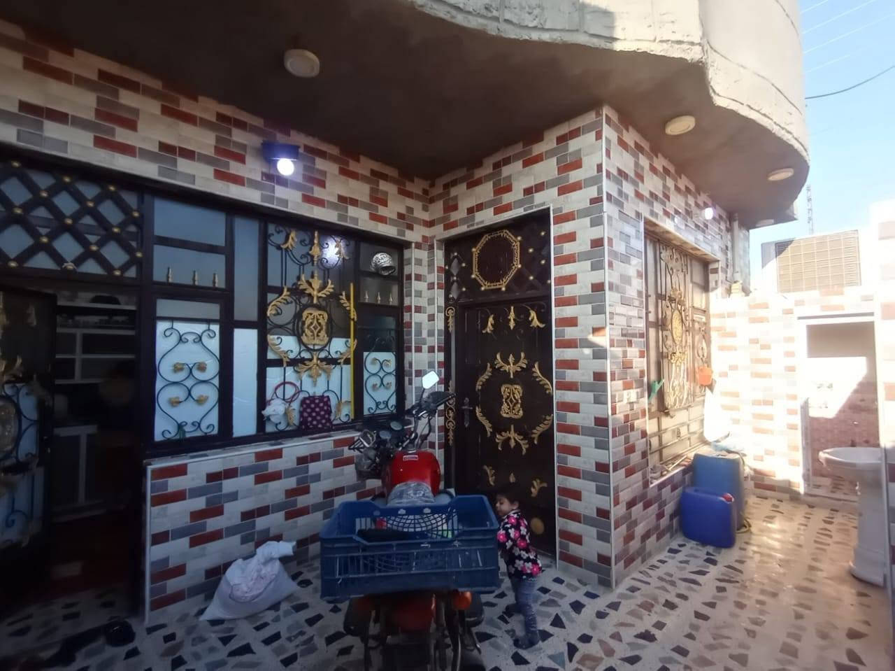 ياالله للبيع بيت مفول كاشيي وسيراميك ودرج مرمرمساحه ١٠٠ركن مربع طابقين بي غرفتين وستقبال اوباقي الملحقات بيت جاهز وبناء حديث طابوملك صرف تحويل مباشر المكان بغداد حي الوحدة الخالصه حي رسول قريب على شارع تجاري سعر ٦٠وبي مجال الاستفسار برقم ***********
