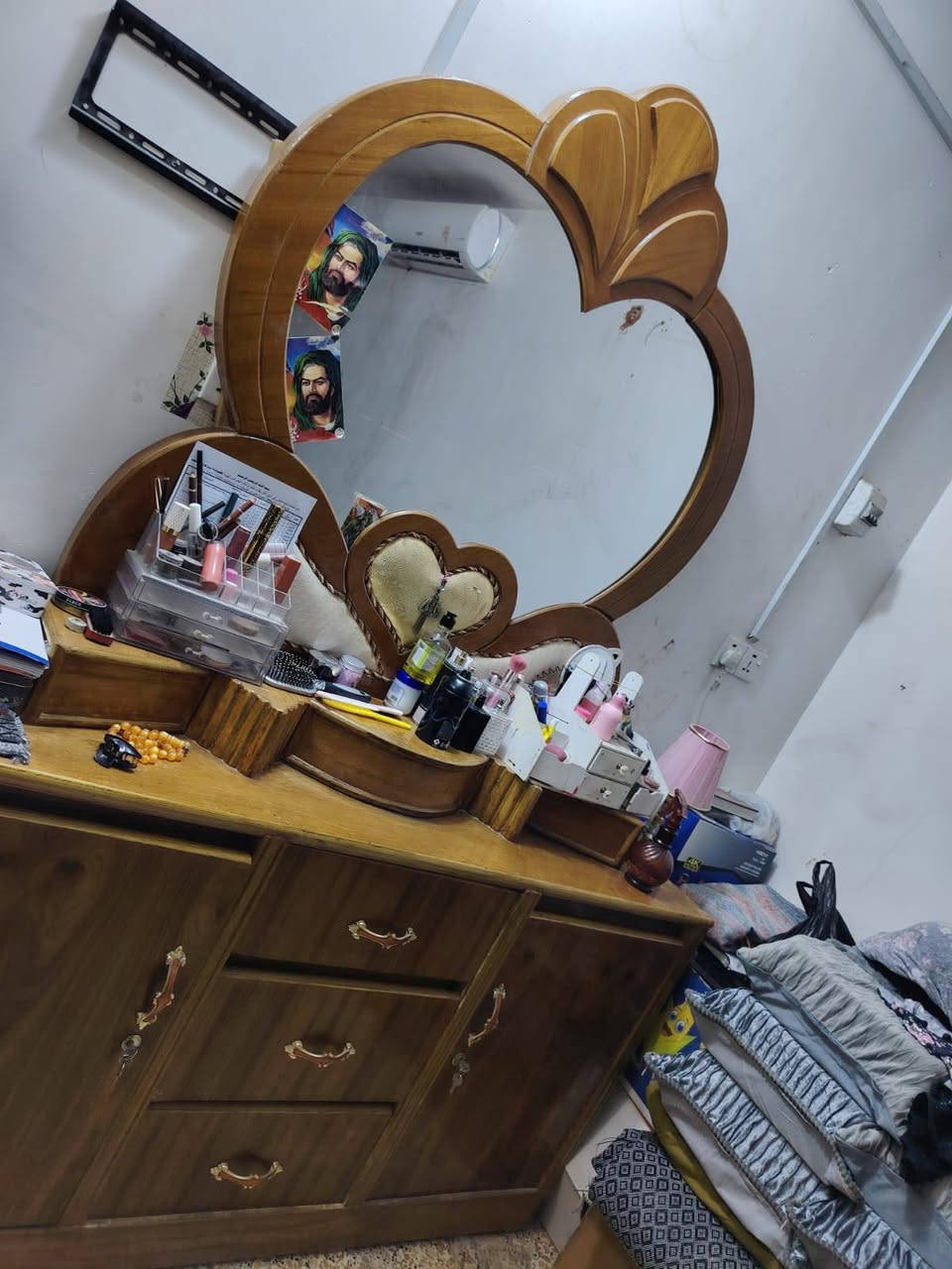 السلام عليكم غرفه خشب تزكام للبيع مستعمله قليل بعدها جديده سعر والتفاصيل على الرقم***********
