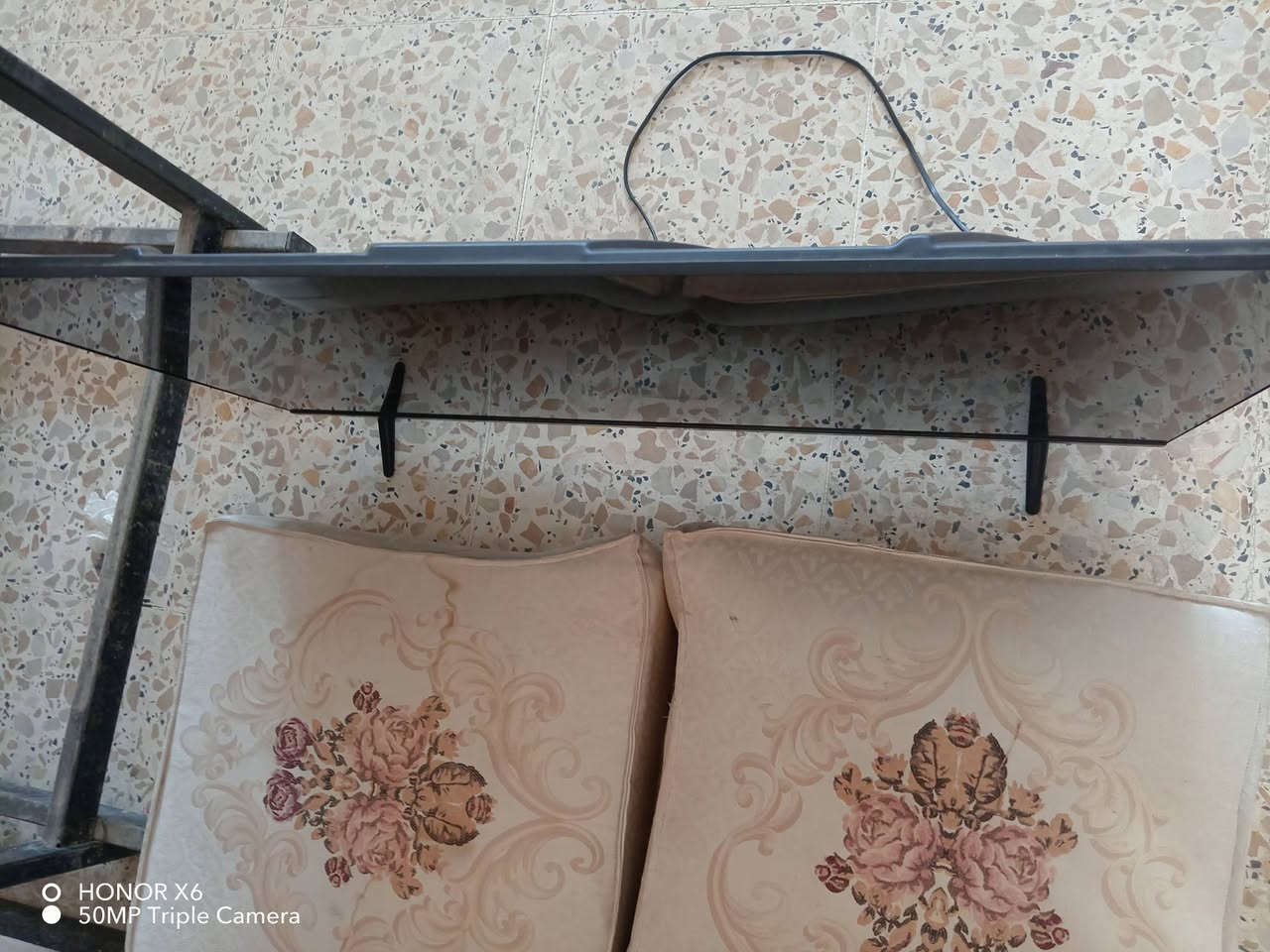بلازمه حديثه للبيع سعره 180 و يوجد اثاث بيت ثلاجه وطباخ كله كسر فلين لتواصل مع هذا الرقم  ***********

نص مكتوب في الصور:
- HONOR X6
- 50MP Triple Camera
- O HONOR X6
- O 50MP Triple Camera