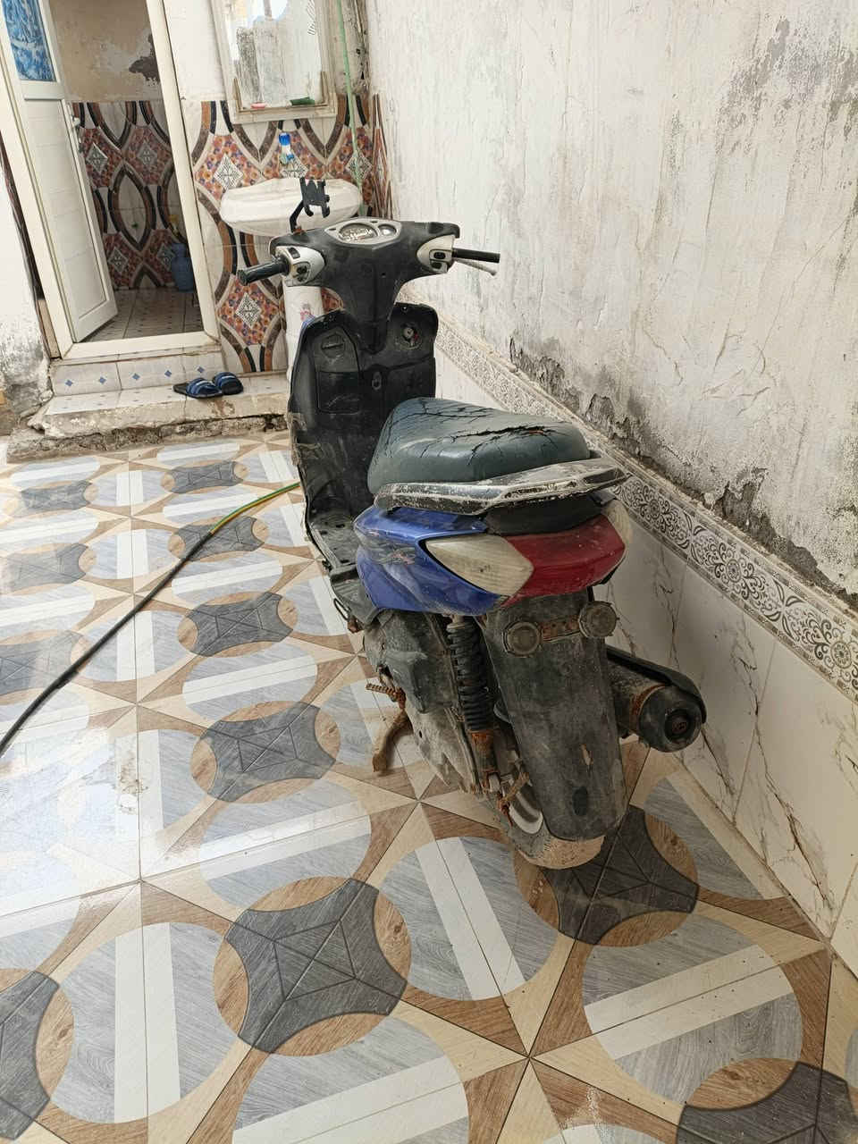 للبيع او مراوس سكنس نثيه مفتوحه مره وحده المكان بصره كرمه علي ***********
