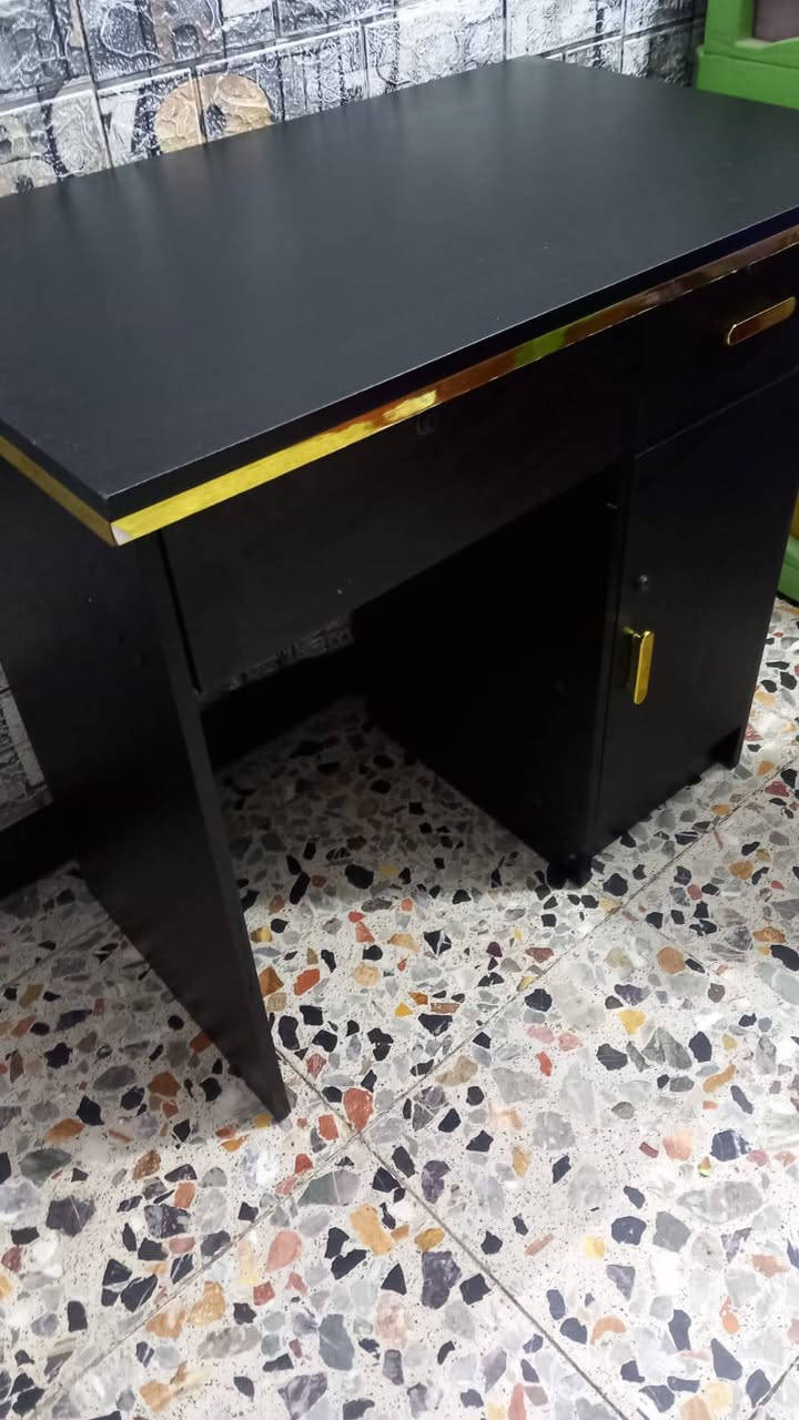 ميز دراسي • نظيف جدا • حي اور