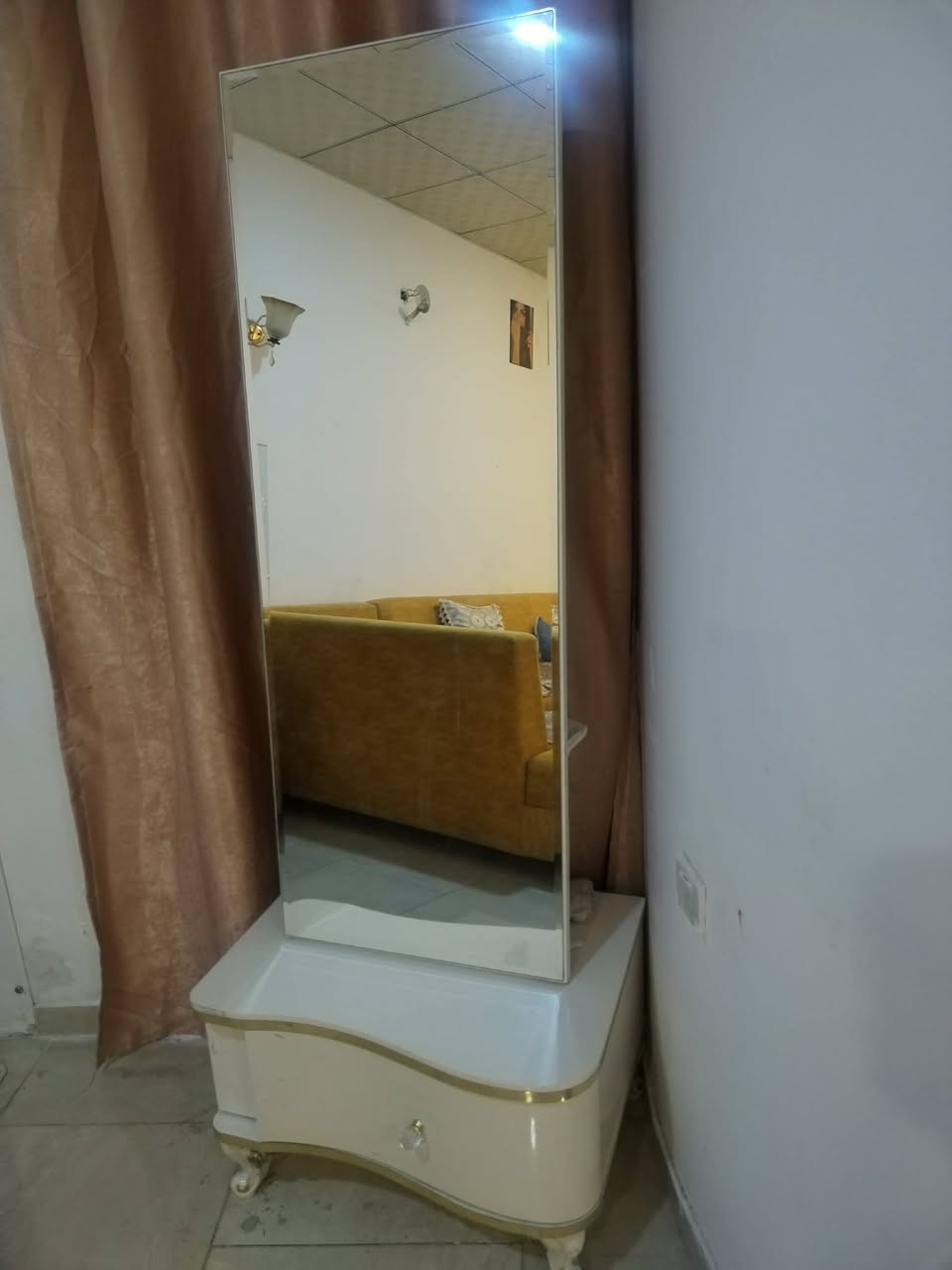 للبيع غرفة نوم من ماركة ايكيا التركية مكون من تسع قطع صبغ حراري مستخدم شي قليل كنتور ثلاث مترات وعشره السعر مليون 150وبيها مجال مكان اربيل يوجد توصل   ***********
