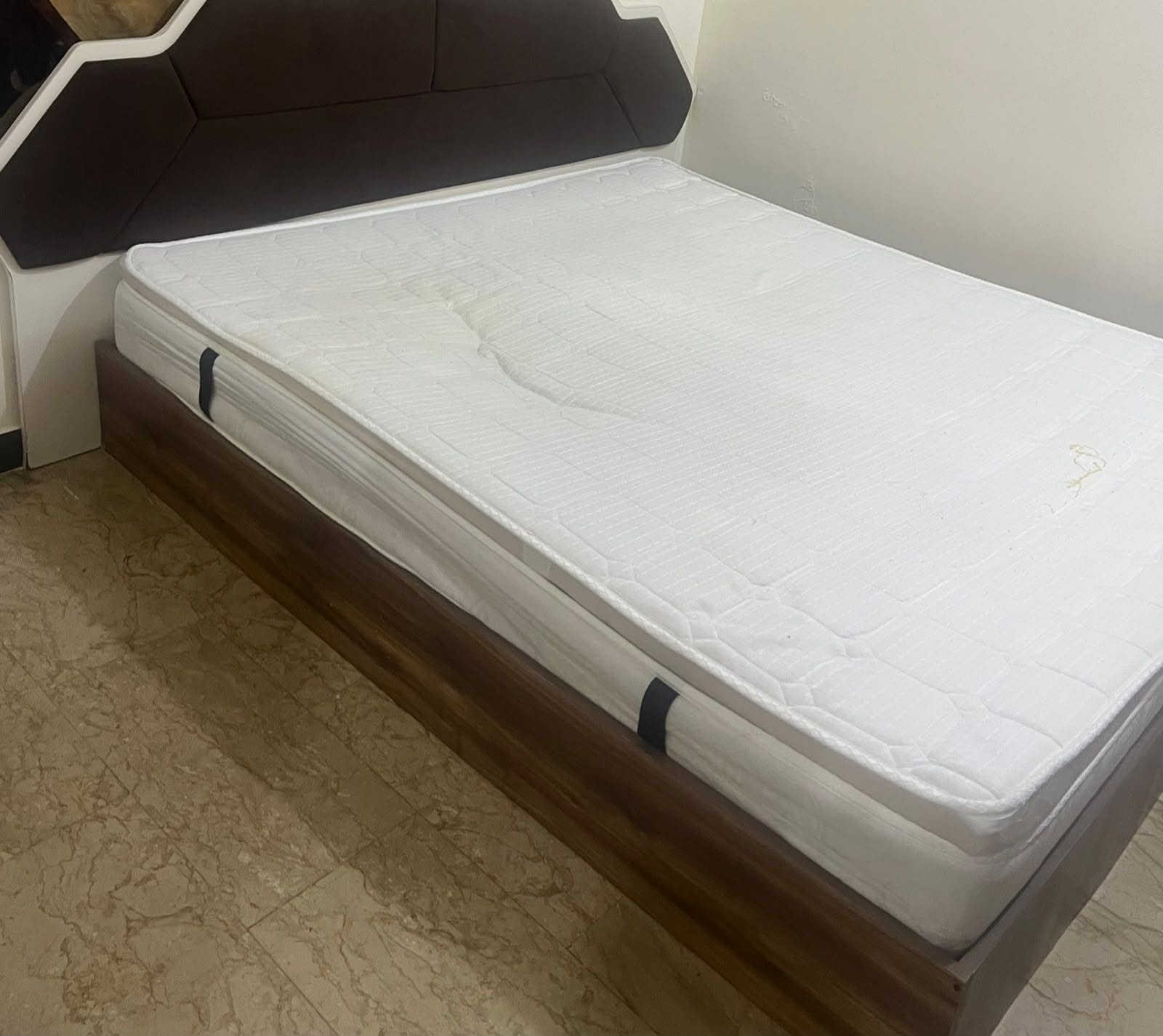 غرفه بيع مستعجل جدااا هيه ودوشك مالتها السعر 350بغداد  وبيها توصيل فول نضافه للرد السريع *********** تواصل وتساب وبلخدمه
