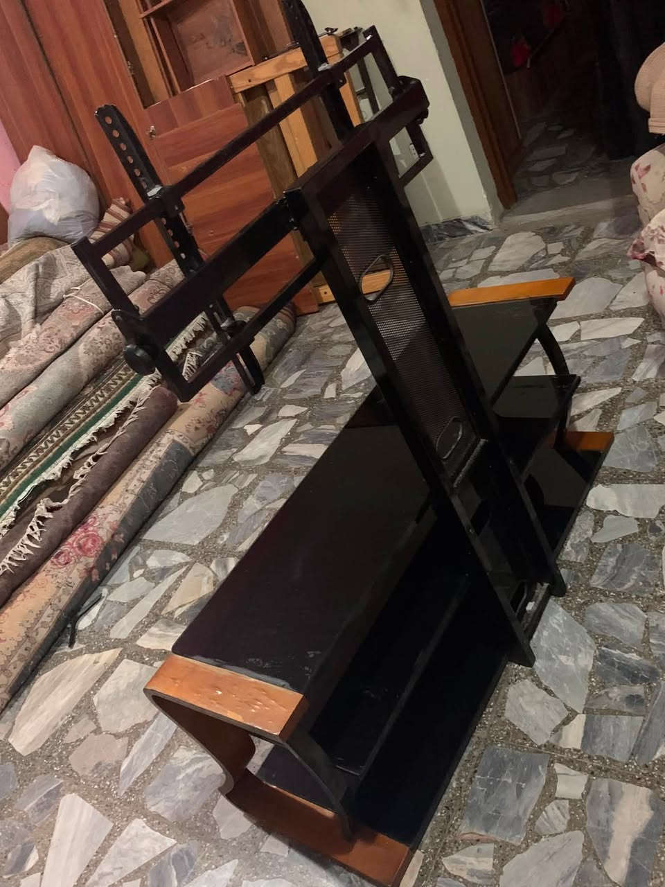 السلام عليكم اخوان من رخصه الادمن ❤️ ميز للبيع هوه ميز و هوه ستاند شاشه نضافه مثل ما كاعد تشوفون و راقي السعر ٥٠ الف ***********
