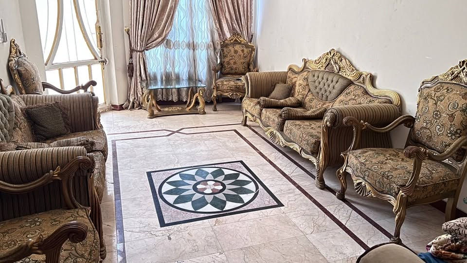 تخم للبيع زان مصري ١٠ مقاعد طبله وسطية و طبلاين صغار زجاج

للتواصل 
واتساب 
***********
