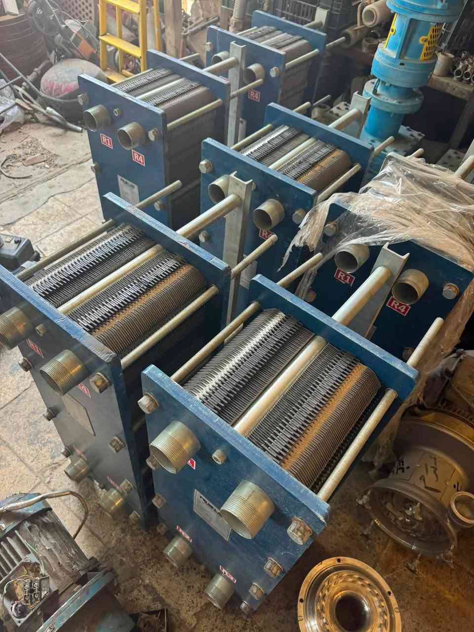 مبادلات حرارية لوحية (Risus Plate Heat Exchangers)

متوفر للبيع مبادلات حرارية لوحية صناعية (Plate Heat Exchanger) ممتازة للتبادل الحراري السريع والتبريد/التسخين بكفاءة عالية، من إنتاج شركة RISUS التركية المتخصصة في الأنظمة الحرارية والصناعية.
المواصفات الفنية:
 الماركة: RISUS (تركيا)
 الموديل: RS14
 سنة الصنع: 2019
 ضغط العمل التشغيلي (Working Pressure): 10 Bar
 ضغط الاختبار (Test Pressure): 13 Bar
 نوع الألواح: استانلس ستيل (Stainless Steel) مقاوم للتآكل والصدأ
 حجم المداخل والمخارج: 4 فتحات تسنان لسهولة الربط والتركيب (R1, R2, R3, R4)
الاستخدامات والمجالات الصناعية:
 خطوط إنتاج الأغذية والمشروبات (بسترة وتبريد الحليب والعصائر)
 تبريد الزيوت والأنظمة الهيدروليكية في المعامل والمصانع
 منظومات التكييف والتبريد المركزية (Chillers & HVAC)
 المعامل الكيميائية والدوائية
العنوان بغداد باب الشيخ 
***********
***********
