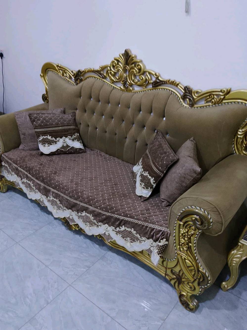 تخم قنفات ملكي عشر مقاعد وياه طبلات اربعه وحده جبيره سعره 500
تگدر توضحلي شنو حالة التخم بالضبط: جديد لو مستعمل؟ وإذا مستعمل شكد صارله من الاستخدام وهل بيه أي خدوش أو عيوب؟: 
مستخدم نظيف جدا
شنو نوع القماش والتنجيد المستخدم؟ وهل الألوان ثابتة والقطعة قابلة للغسل أو التنظيف بسهولة؟: 
نعم تنظيف بسهوله
بخصوص المقاسات، تگدر تكتبلي الأبعاد التقريبية للتخم والطبلات حتى يعرف المشتري إذا يناسب بيته؟: 
يجي ويشوفه
وين موقعك بالضبط داخل العراق؟ وإذا المشتري يريد، أكو توصيل لو استلام من المكان؟: 
بغداد الدوره 
السعر 500 ثابت لو بيه مجال للمساومة، وهل التخم ينبيع ويّا المخدات والفرش الظاهرين بالصور لو بدونهن؟: 
ينباع وحده بدون مخدات او فرشه