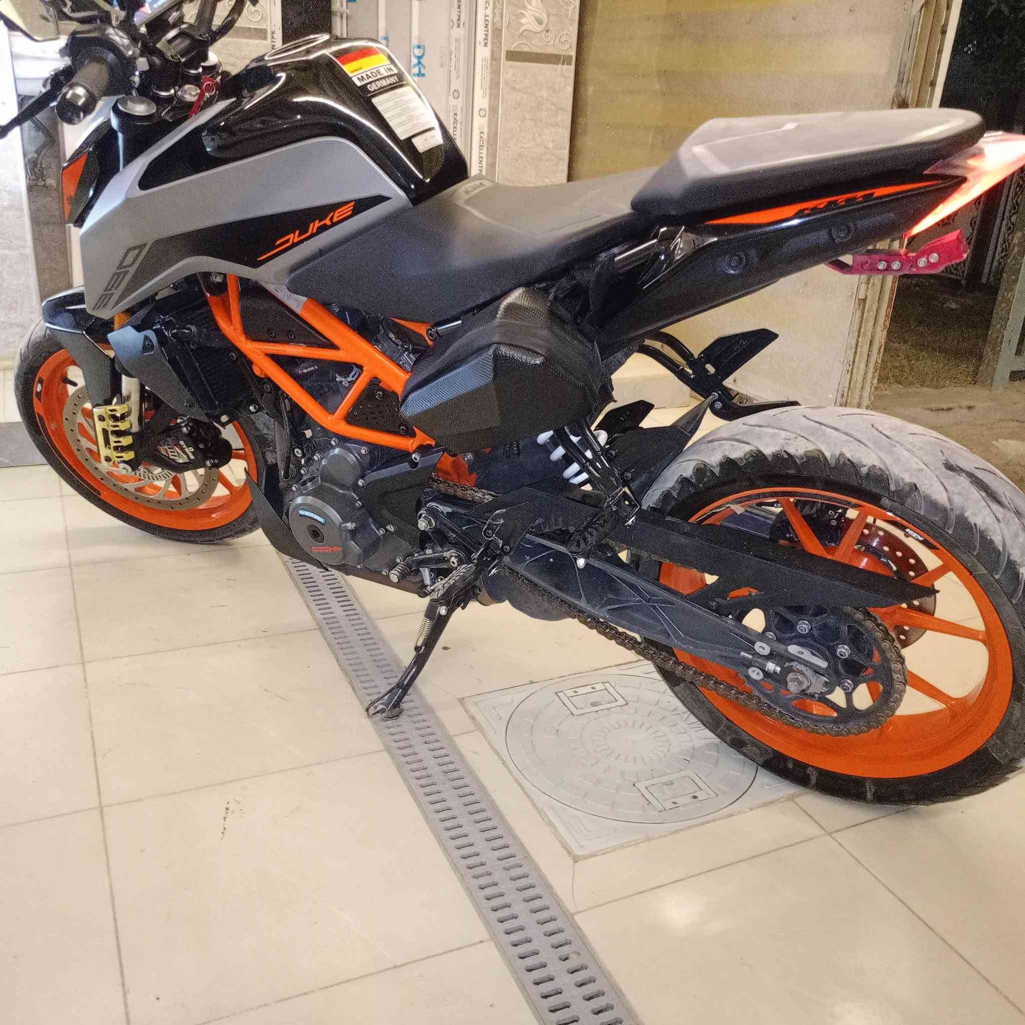 KTM DUKE 390CC 2022 نازله ب2023
ABS أمامي وخلفي 

Traction control 

Quick shifter 

الممشى : 4 ألف كيلو متر فقط

الصناعة : أوروبية نمساوية 

ناقل الحركة : تسلسلي م 6 كير

نظام التبريد : سائل تبريد

نظام الوقود : حقن وقود إلكتروني ( نوزل ) 

إضاءة : LED 

شاشة العرض : TFT ملونة بالكامل 

سعة خزان الوقود : 13 لتر تقريباً 

سنوية ورقم بغداد مميز + الدراجة مكفولة كفالة عامة محرك وگير وكهربائيات وعقول 

هدية خوذة intense أصلية + فلتر شوتة + فلتر بانزين 

السعر الكلي : 4.500.000 وبيها مجال الدراجه جديده

الرقم : ***********
مكلف بالنشر اخوتي
