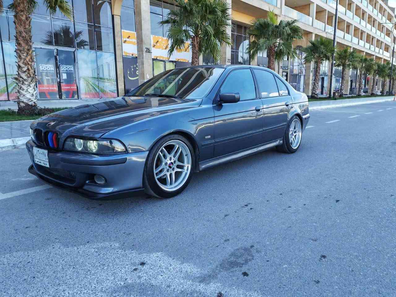 Bmw e39 
مۆدێل ٢٠٠٠ کوشن جڵد سلاید تەحدید سورعە سێ گێڕ ئۆتۆ عادی سپۆرت 
مەکینە ٥٢٥ بەرمەجەی لەسەرە پۆپ باگی لەسەرە چوار تایەی لۆکی لەژێرە زۆر پاك و جوانە ماڵی دۆستە دەعامی پێش و پشت ئێم دیفیوزەر و لەحیەی سپۆرتی بۆ داندراوە شاشە ئایپادی بۆ بەستراوە شتی شاز 
تەبرید سارد و گەرم لەسەر سویچ بەس ماشاالله ئەوێ سەیارەکە 
ڕەقەم کەرکوکە سەنەوی پلاستیکی لەگەڵە
ڕەسمی سۆنەریم داناوە هیچ ناوگرتنێکی نیە گشت گیانی کەپسە 
***********
*********** السليمانية, العراق
