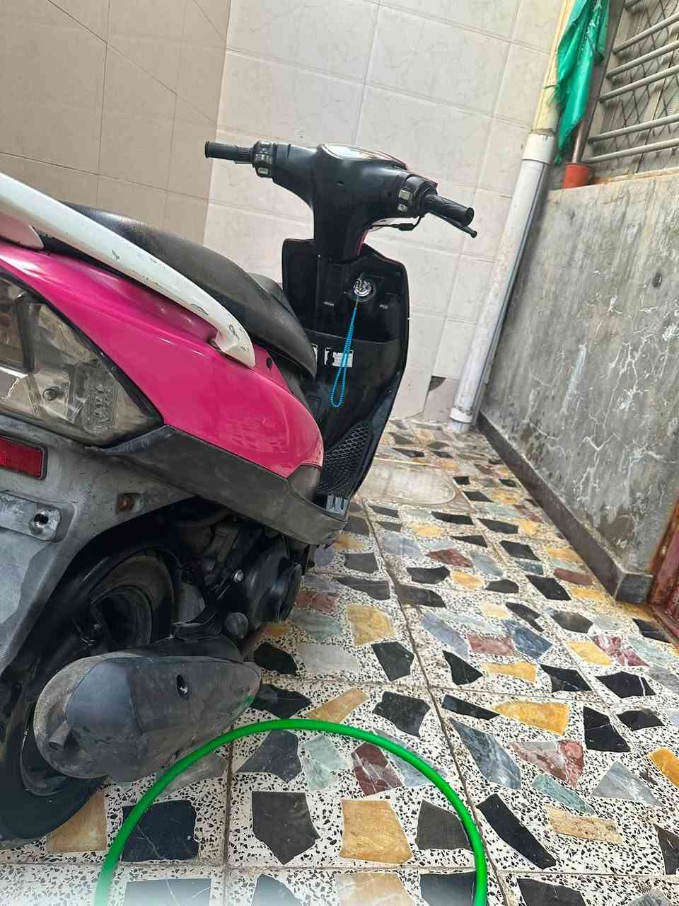 ماكس عدله لونه وردي بلاد دراجه خير من الله كل نقصه مابيه مصار هواي من نزلته من رمبه اني منزله بيدي وهاي صوره الدراجه نضيفه كلش الي تفيده اني حاضر عنواني بغداد الدوره ابو دشير سعره ٨٥٠ وبيه مجال هاذه رقمي للاستفسار اكثر *********** ومتواجد فيس هم

