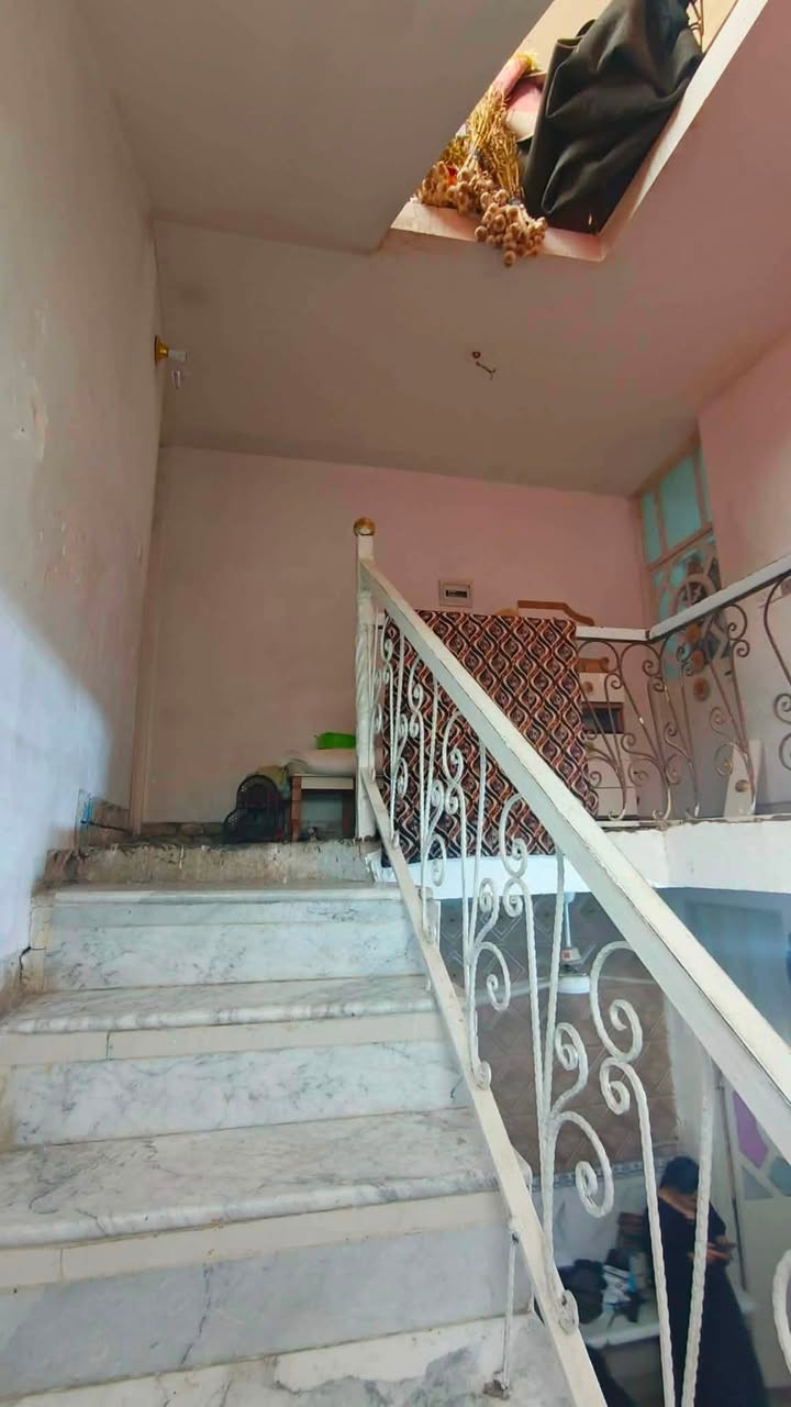 واجهه 5.60
والنزال 14
الطابق الأرضي يحتوي 
على حوش ومطبغ و صحيات 
استقبال معزوله عن البيت و ممر مدخل البيت صاله كبيره حمام 
غرفه اخيره داخلهه منور 
الطابق الثاني غرف عدد 2حولي وملحقاته حمام مشترك 
سطح عدد 2 +بيتونه 
البيت جاهز سيراميك كاشي شتايكر بياض عالي عن الشارع 
موقع البيت ركن على فرع عريض منه وتطلع إلى شارع الفلاح

140وبيه مجال

*********** للاستفسار
