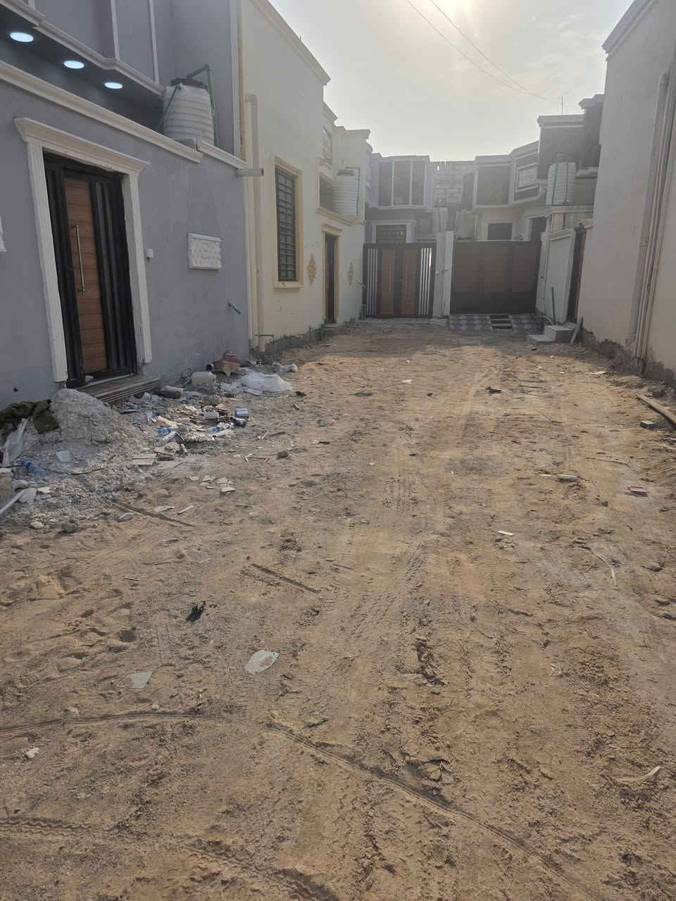 🏠 دار سكن للبيع - البصرة (أبو الخصيب)
​📍 الموقع: البصرة - أبو الخصيب - كوت الحمداني - شارع المحكمة.
🛣️ الميزة: يبعد عن الشارع المبلط تقريباً من 5 إلى 10 أمتار فقط.
📐 المساحة: 100 متر مربع (طابقين).
​تفاصيل البناء:
• الطابق الأول: غرفتا نوم، ديوان، صالة، مطبخ، ومجموعتان صحيتان (داخلية وخارجية).
• الطابق الثاني: غرفة نوم وصالة.
​💰 السعر: 75 مليون (وبيه مجال).
​📞 للاستفسار والتواصل:
*********** | ***********
