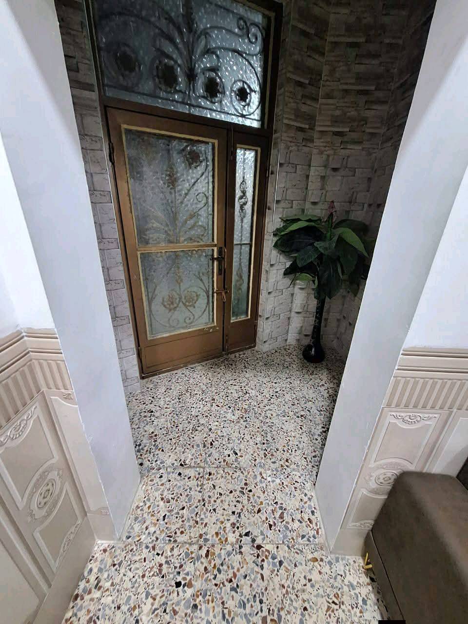سلام عليكم ورحمة الله وبركاته 
‏عندي بيت زراعي سند 25 
‏مساحته 200 متر  
‏بناء سنة 2020 البيت جديد 
‏تفاصيل البيت 
‏طابق الارضي
‏استقبال 
‏صاله 
‏مطبخ 
‏غرقتين نوم 
‏حمامات 2 
‏
‏الطابق الأول 
‏صاله
‏غرفه نوم 
‏حمام 
‏سطح  
‏الاستفسار الاتصال أو مراسله الصفحة أو واتساب 
‏***********