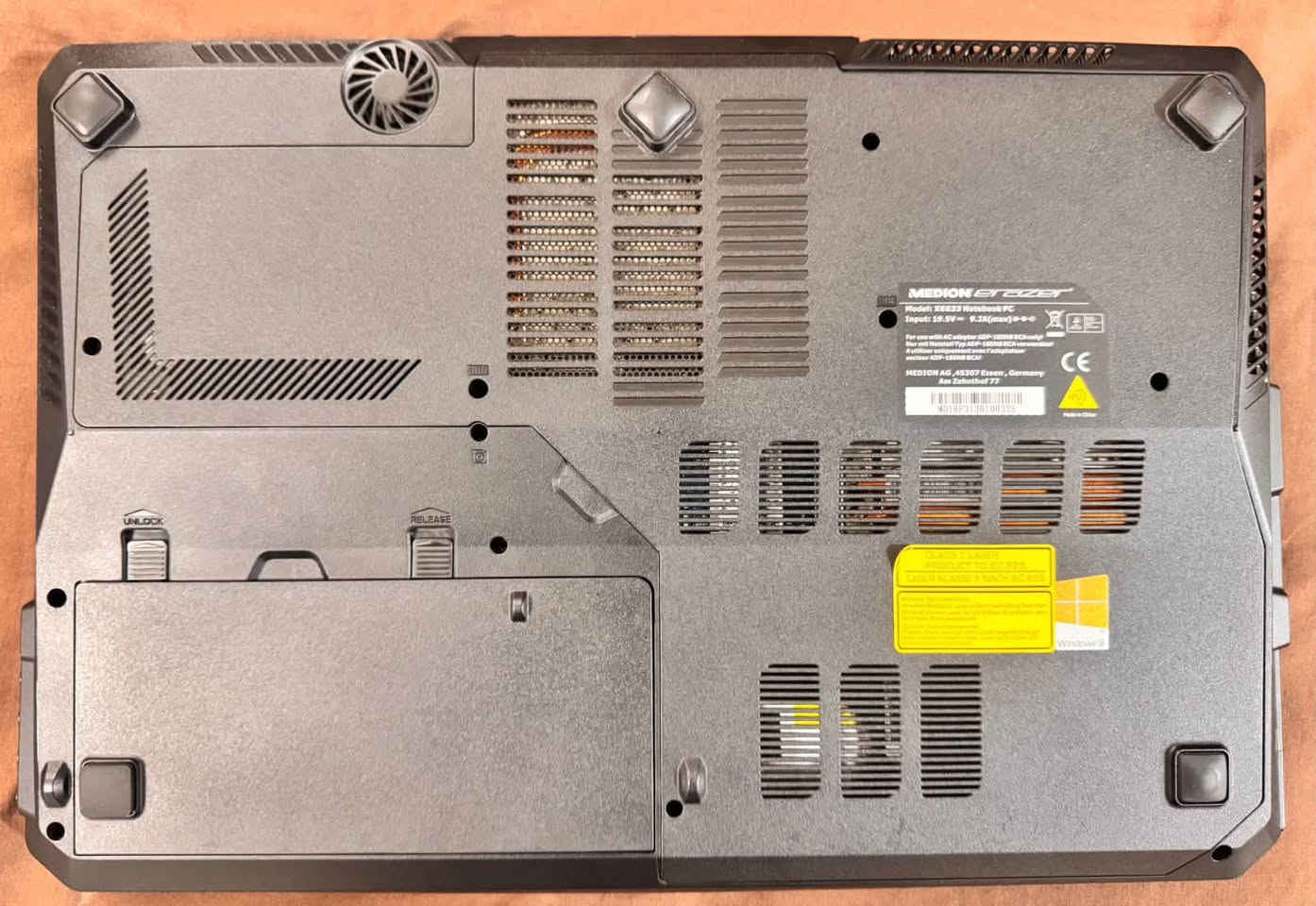 Medion Erazer (Gaming Laptop and Design)

🔹موديل X6823 Notebook PC

🔹 المعالج (CPU):
Intel Core i7-3630QM
(سرعة 2.4GHz وتصل أعلى مع Turbo)

🔹 كرت الشاشة (GPU):
NVIDIA GeForce GTX 670MX
(كرت قوي للألعاب والتصميم)

🔹 الرام (RAM):
8GB DDR3

🔹 التخزين (Hard):
256 SSD
750 HDD 

🔹 الشاشة:
15.6 بوصة Full HD

🔹 مميزات:
لابتوب مخصص للألعاب 🎮
يشغل برامج هندسية مثل AutoCAD وSolidWorks

يدعم ألعاب متوسطة إلى ثقيلة
يحتوي على منافذ USB 3.0 بواقع اربع منافذ  

تحتوي منفذ E-sata  ومنذ HDMI ومنفذ VGA
البطاريه جديدة بسعة عاليه 9000mah مصممه لتعمل فترات اكبر  بواقع 3 الى 4 ساعات حسب الاستخدام  

نظافه اللابتوب عالية جدا
#350.000
