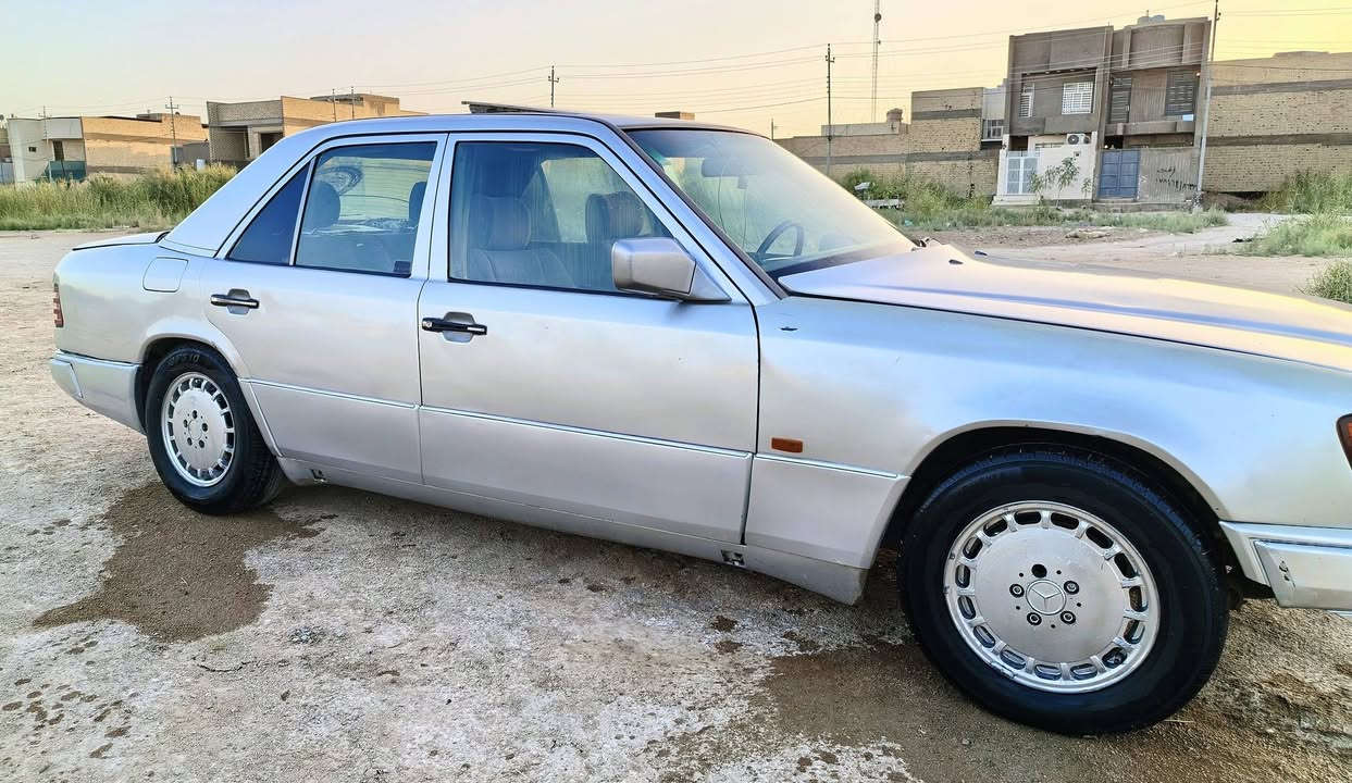 السلام عليكم .🇩🇪 مرسيدس دب 🇩🇪 1993 
السعر 43 روقه وبيها مجال قليل  ⭐
مكينه وكير بلادي 300 عنكبوت جديد ✅
تخم تاير جديد  + تخم ويل مميز بلادي 🥇⭐
كهربائيات شغاله + لايت زنون ثلجي 🔦
تحويل ثاني يوم   ♻️✅ 
حداديه جديده 100% 
سيارة حلوة وسعرها مناسب شرط تطلع ترايل وين ميعجبك 
العنوان النجف حي النداء 
*********** الشراي يتصل فقط
