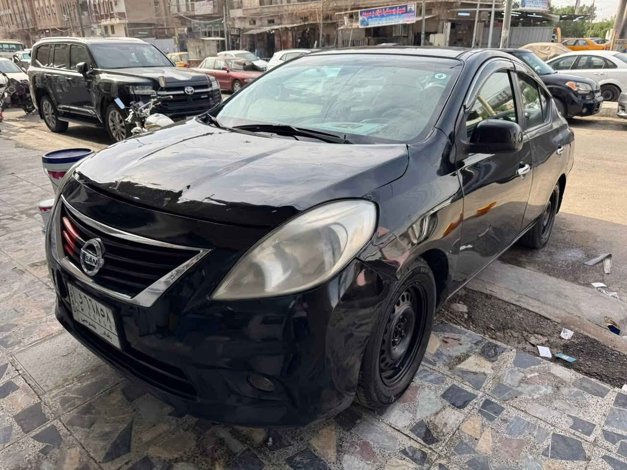 ياالله السلام عليكم نيسان فيرسا موديل ١٣
حادثه باب السياق وصار بيه جراد هنا ونصبغت صفحه ورجع ااجرااد سياره خير من الله كير 
محرك جديد بلكارتون تبريد ثلاجه ومجمده يعني فول صدر حداديه خير من االله ٦٦ وبيه مجال 
بيه نواقص بسيطه جدا جداجدا 
وتشلع عيوني مكاني بغداد الصليخ 

***********
