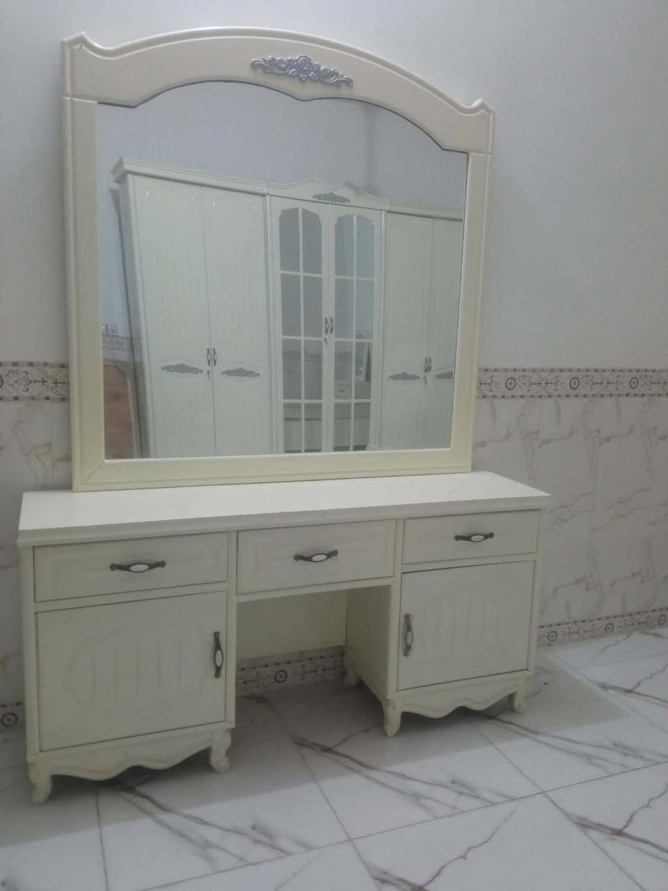 غرفه عراقيه صاج لون ابيض استخدام قليل ١٧٥٠ قفل مابيها مجال ***********
