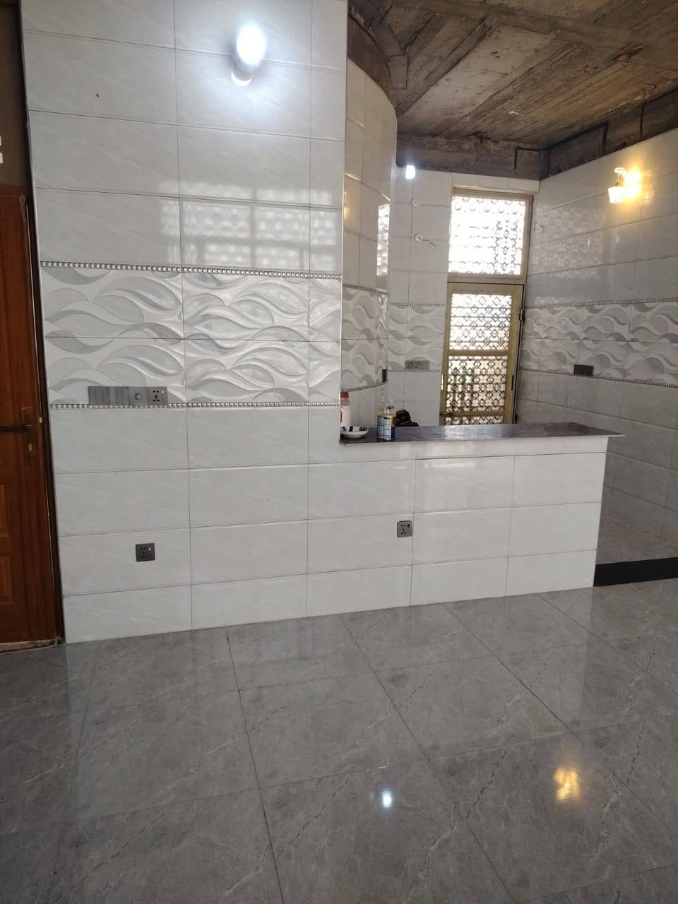 بيت للبيع مساحه 200 متر ع طريق السنيه السياحي داخل مجمع توحيد مقابيل المدارس ***********
